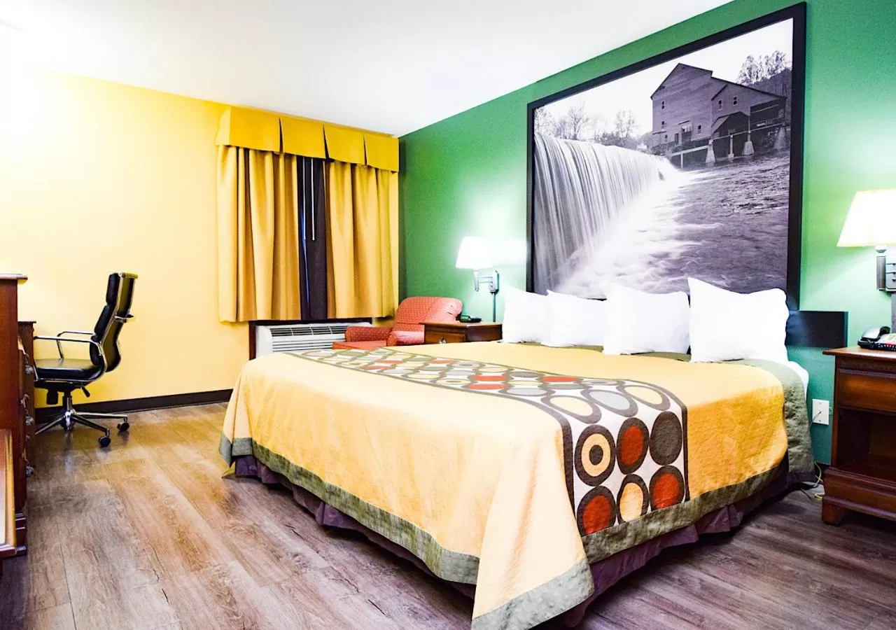 King Room - Disability Access/Non-Smoking in Super 8 by Wyndham Searcy AR