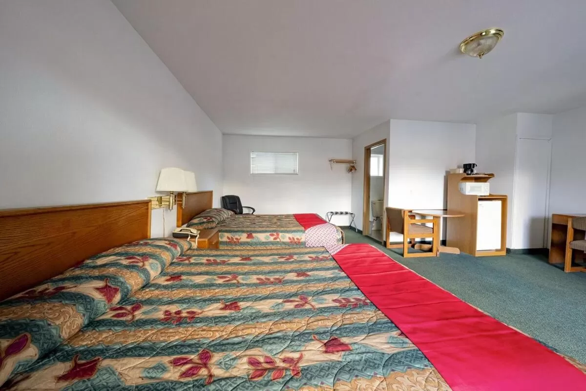 Standard Triple Room in Budget 8 Motel