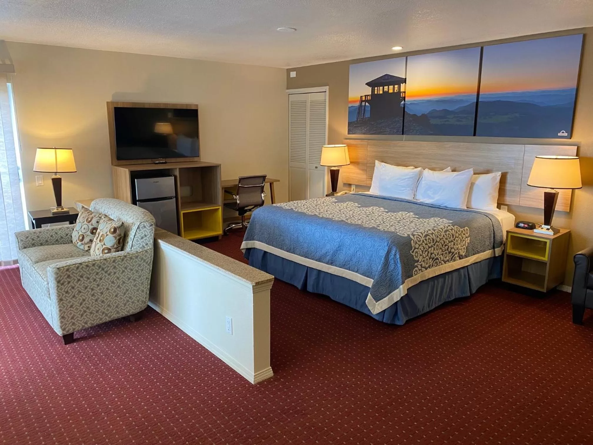 Deluxe King Suite - Non-Smoking in Days Inn by Wyndham Newport OR
