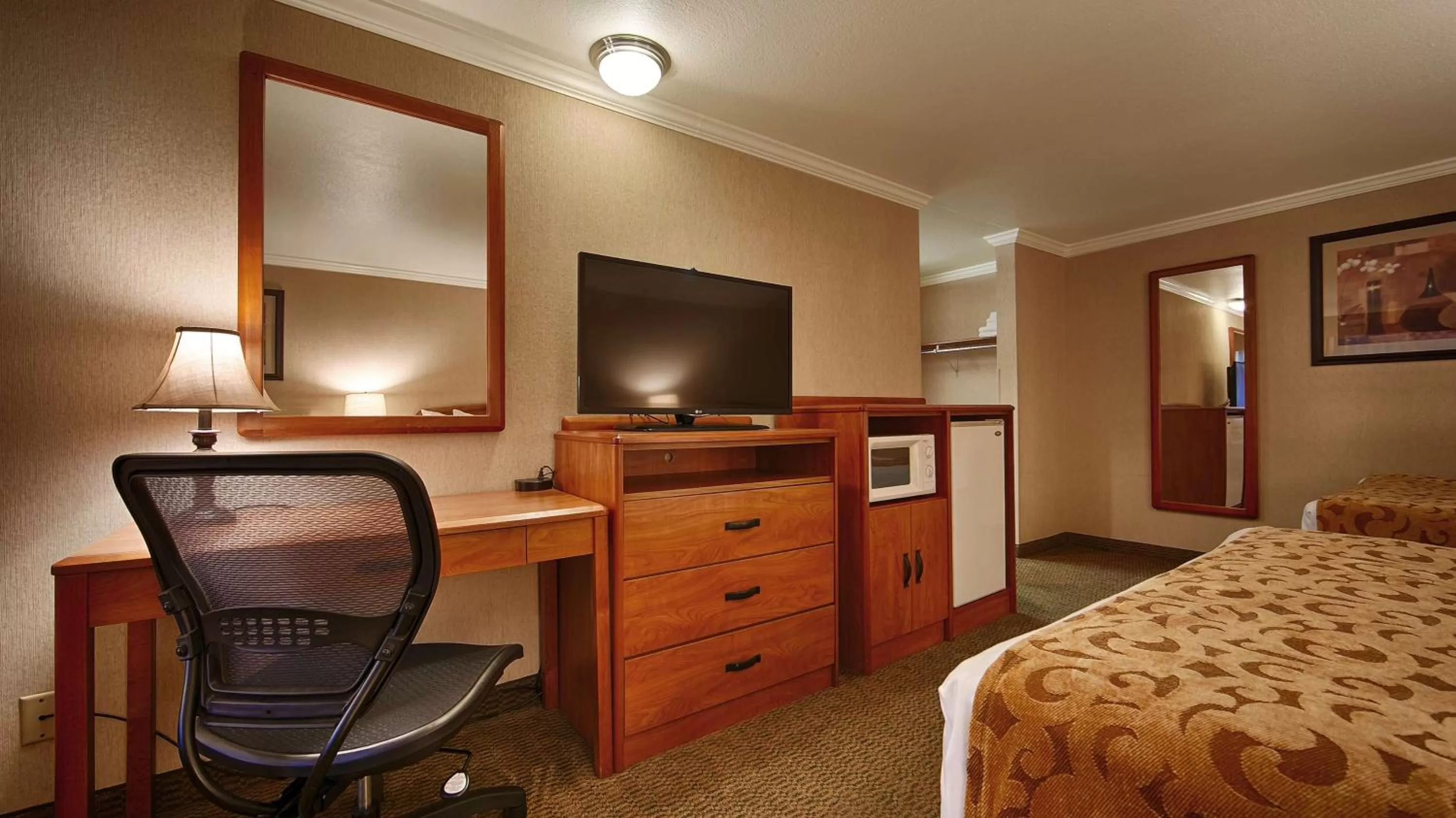 Queen Suite - Hearing Accessible in Best Western Holiday Hotel