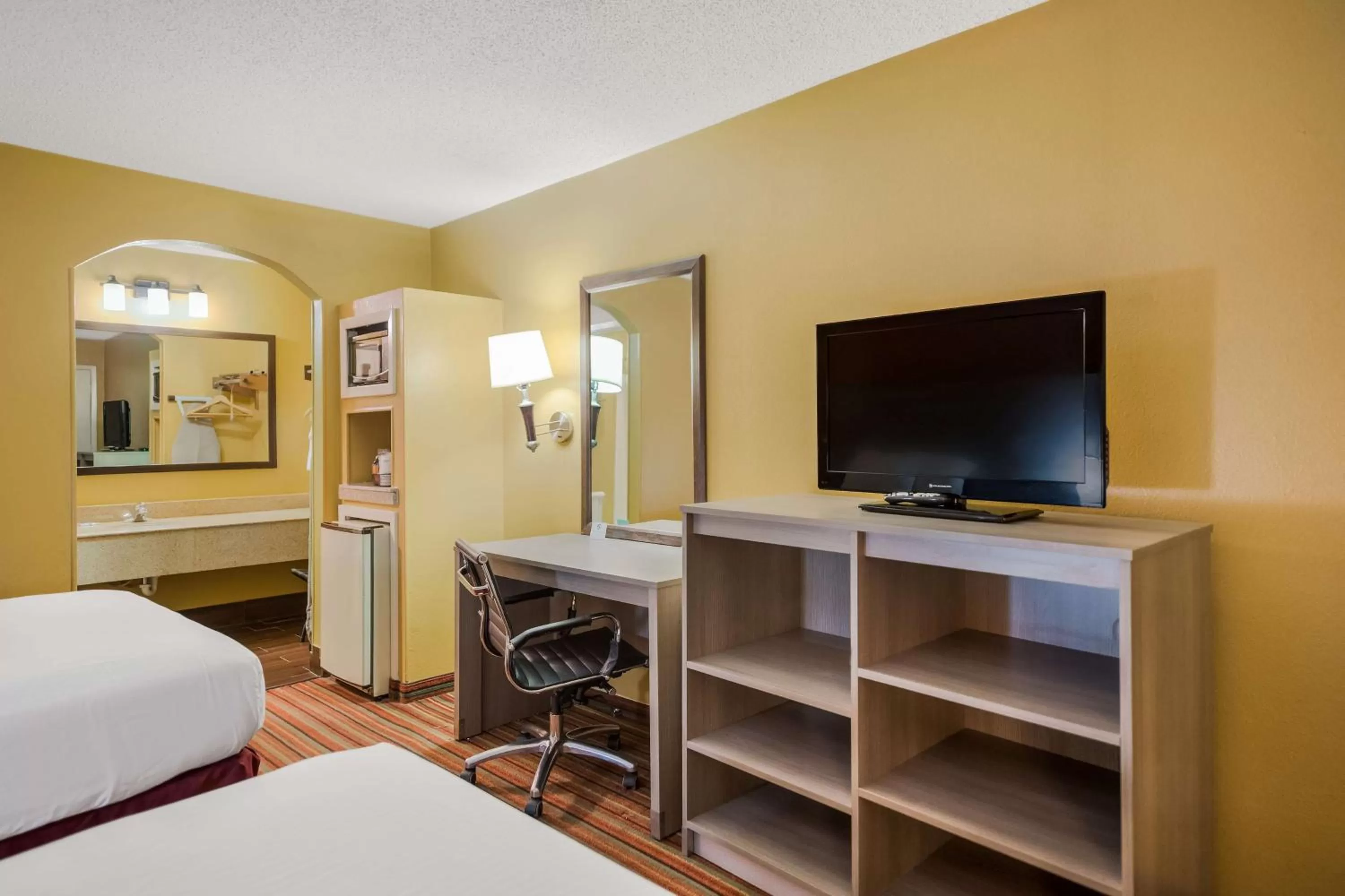 Deluxe Double Room with Two Double Beds - Smoking in SureStay Hotel by Best Western Mt Pleasant