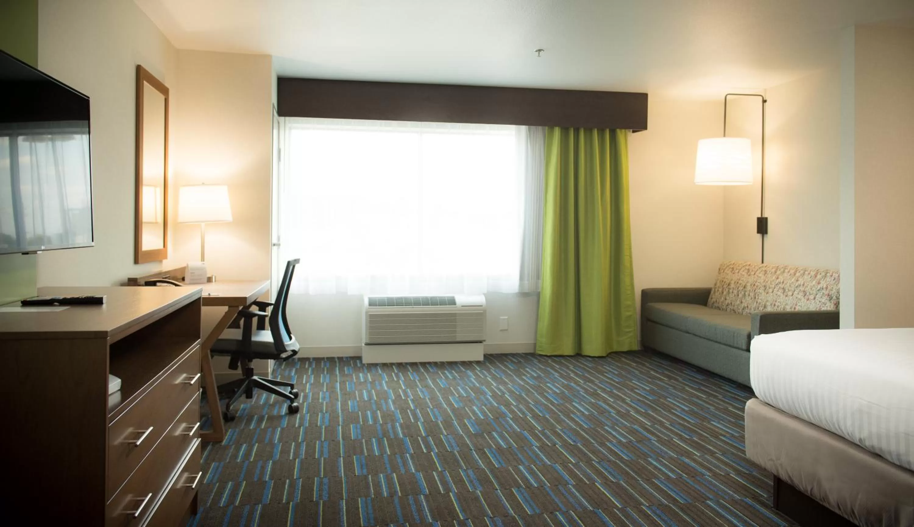 King Suite - Hearing Accessible/Non-Smoking in Holiday Inn Express & Suites Rock Falls by IHG