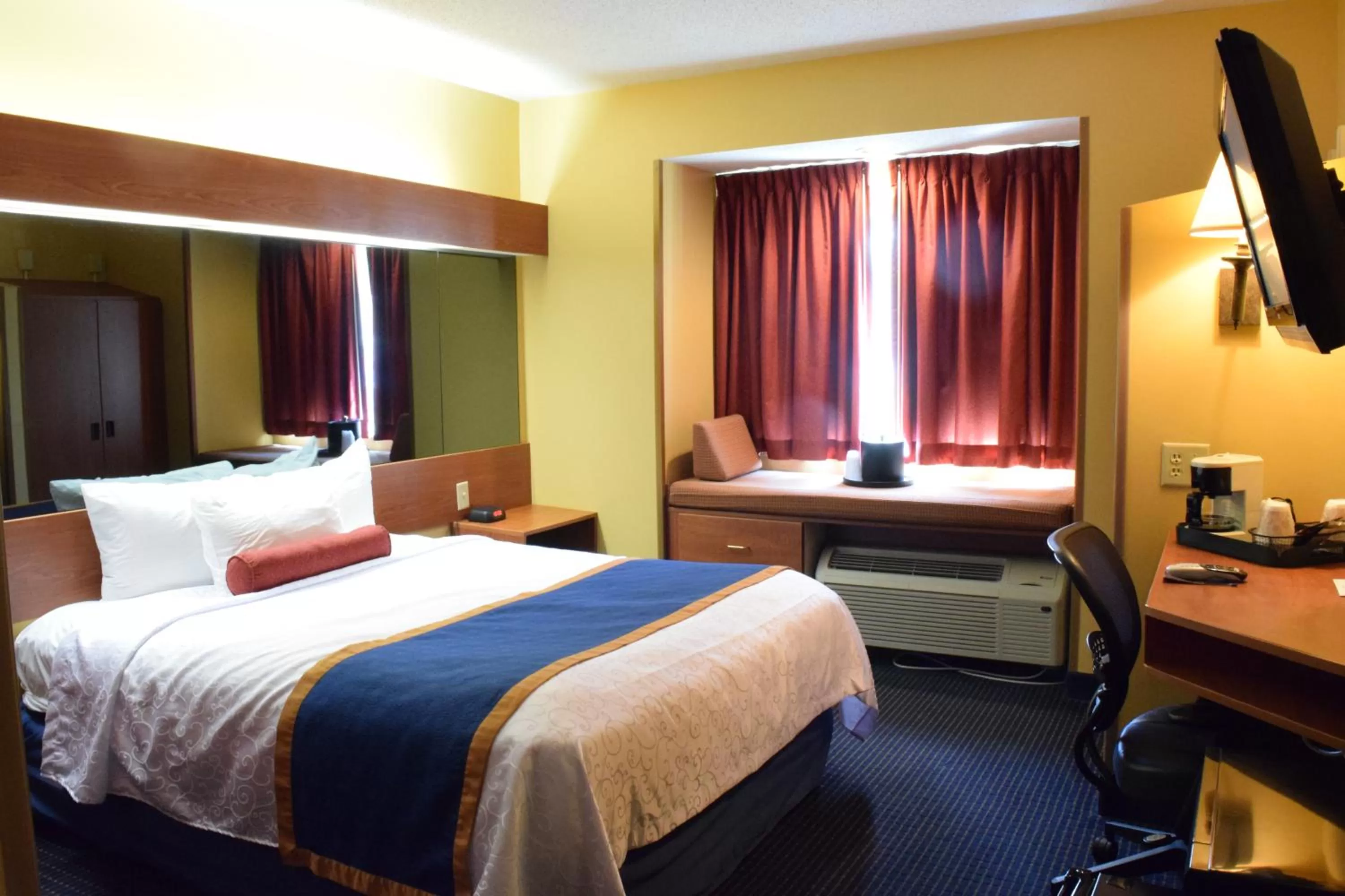 Queen Room in Inn at the Finger Lakes