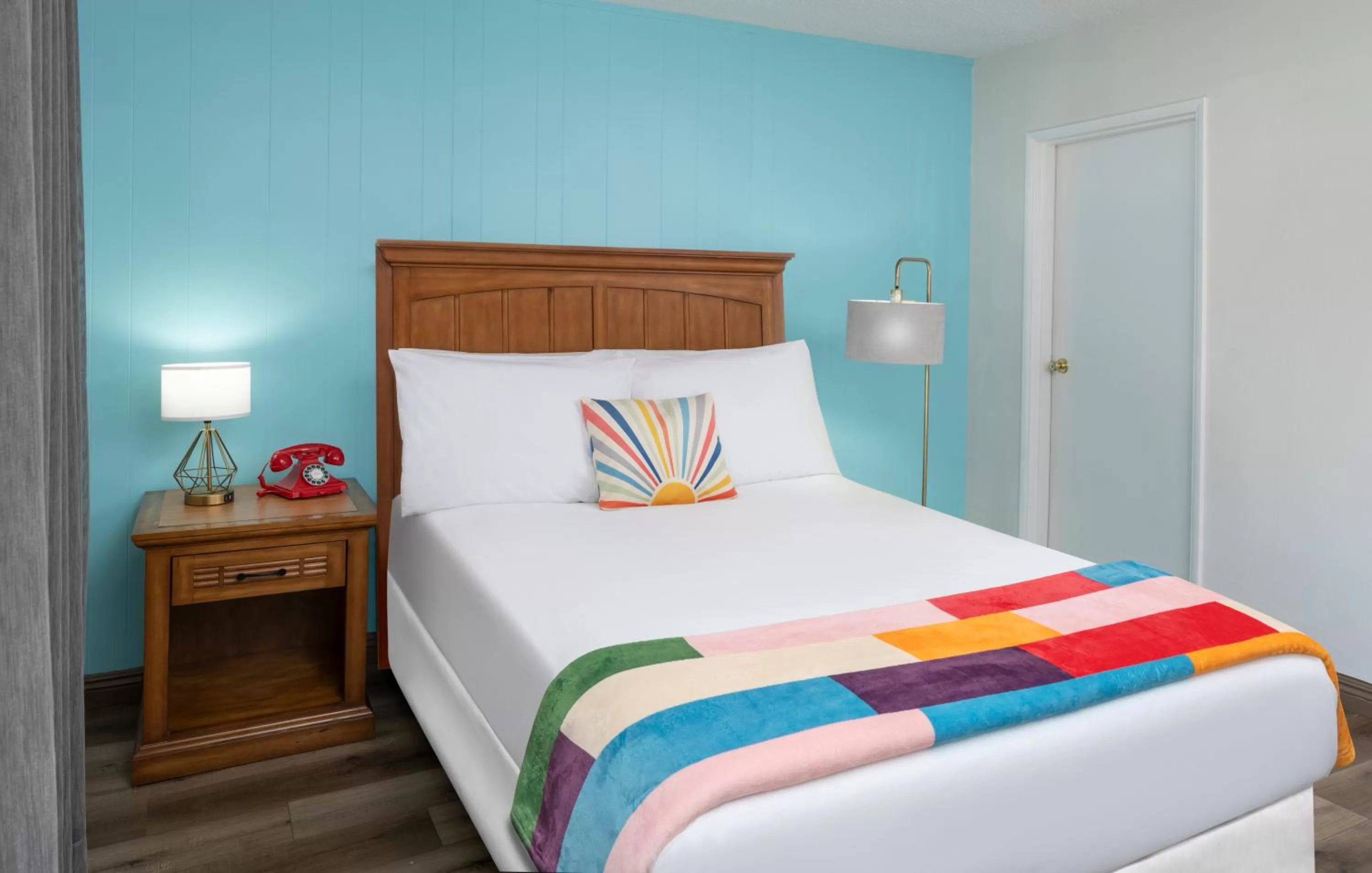 Queen Room with Kitchenette in The Sojourn Los Angeles - Sherman Oaks