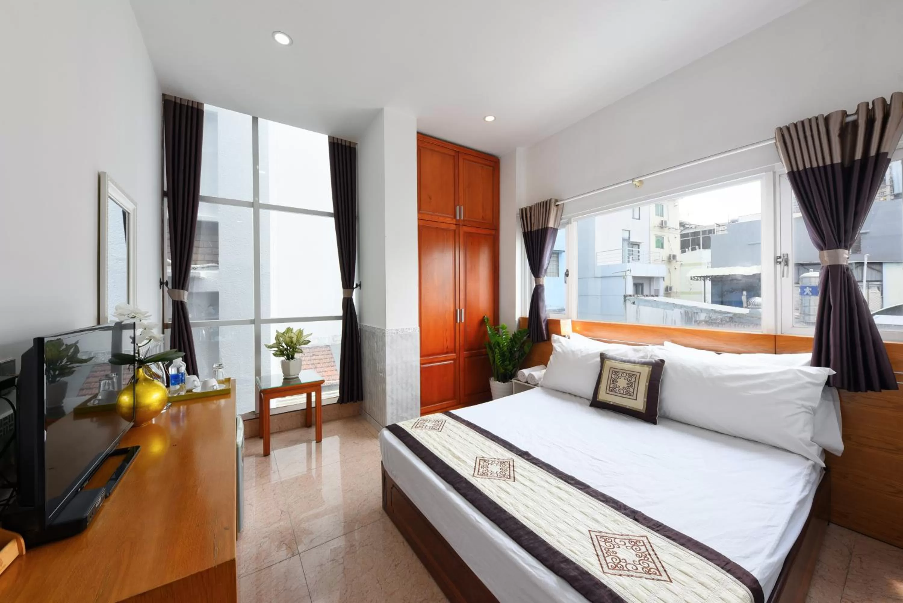 Deluxe King Room in Felix Hotel