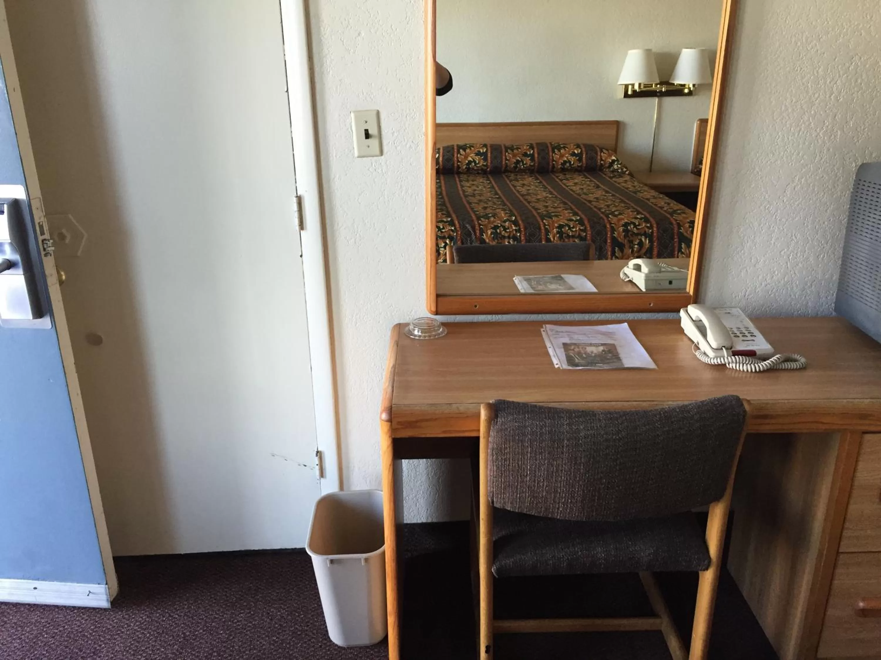 Queen Room in EZ 8 Motel Airporter