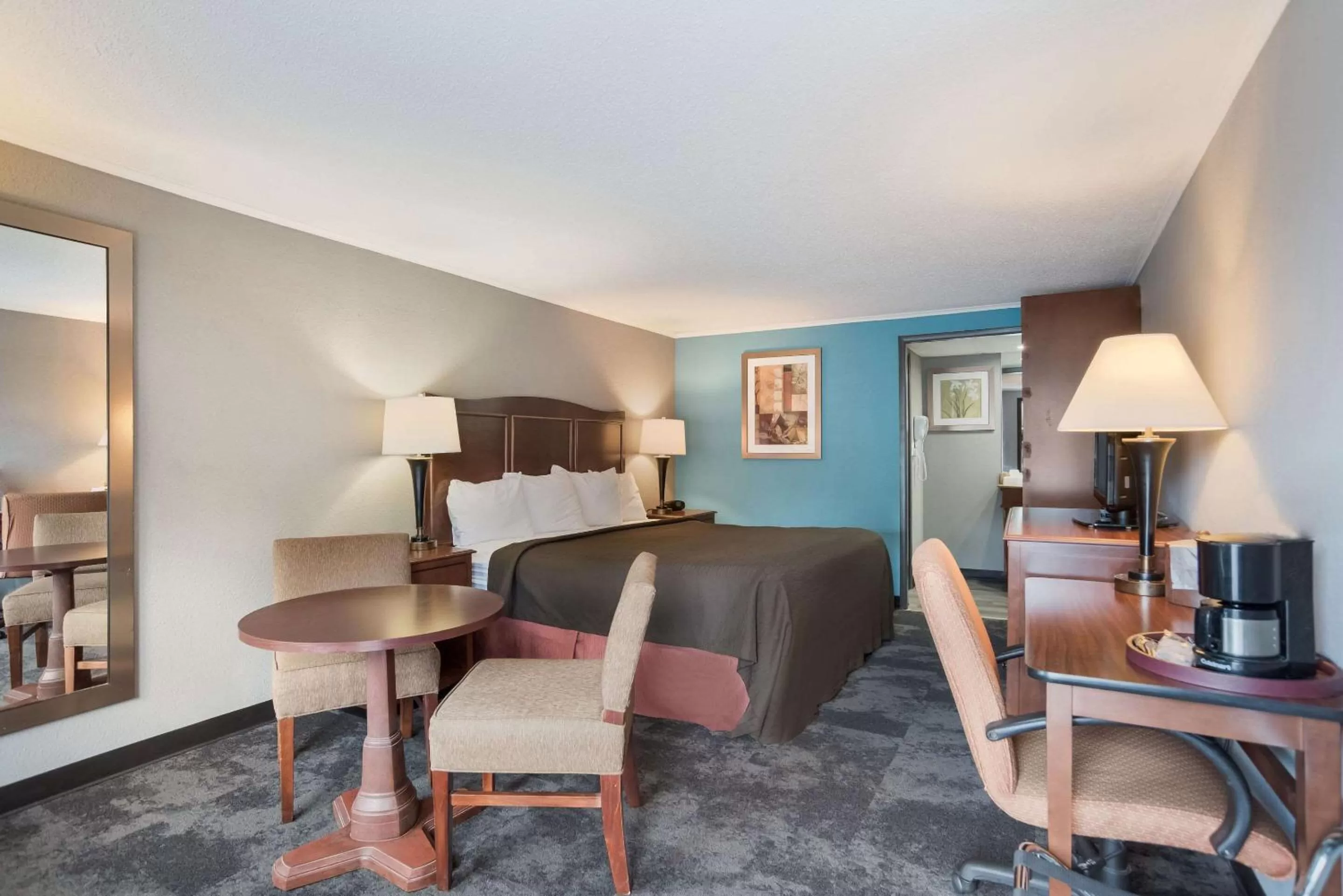 King Room - Non-Smoking in Rodeway Inn Carlisle North