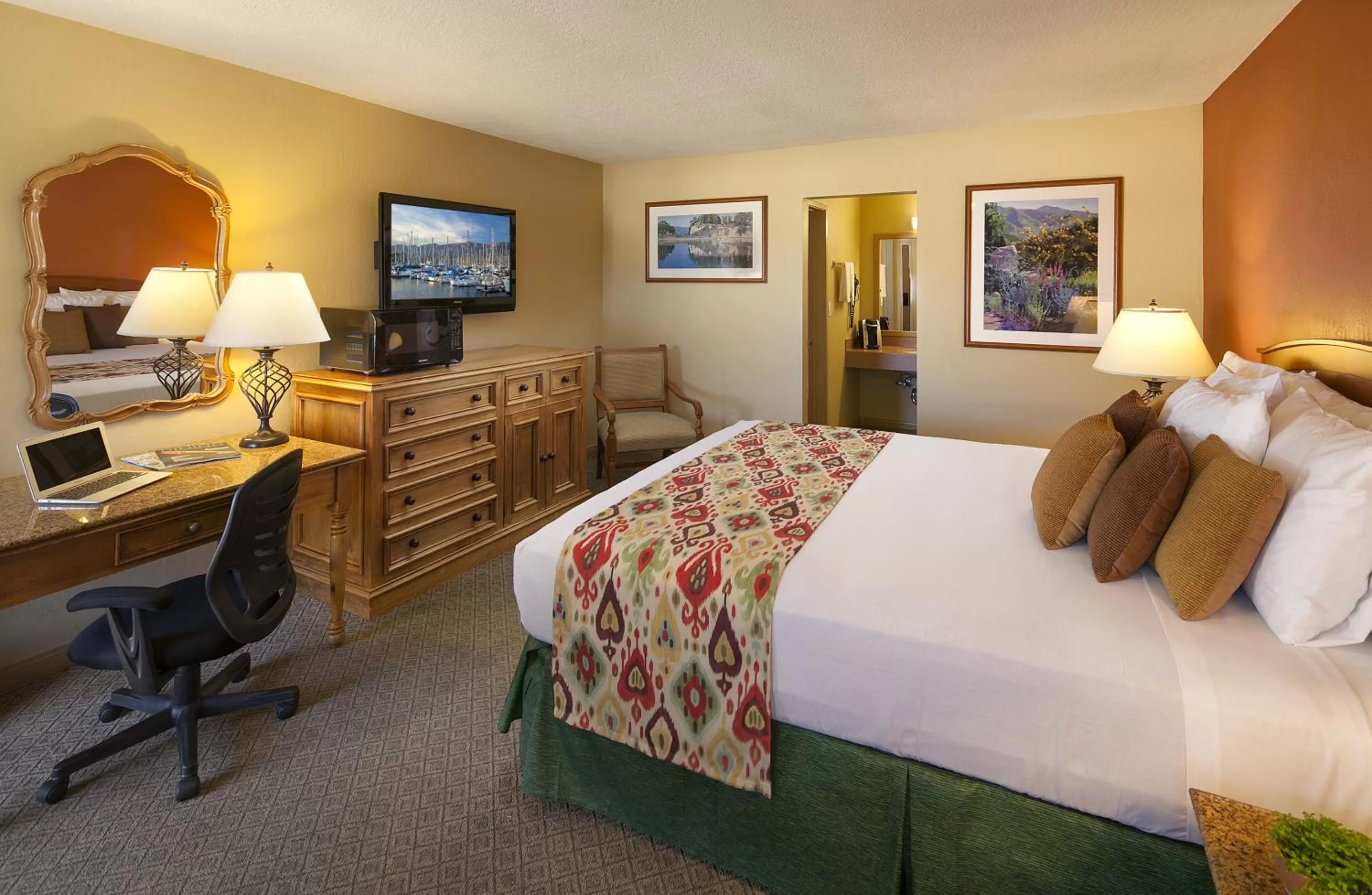 Deluxe King Room in Sandpiper Lodge - Santa Barbara