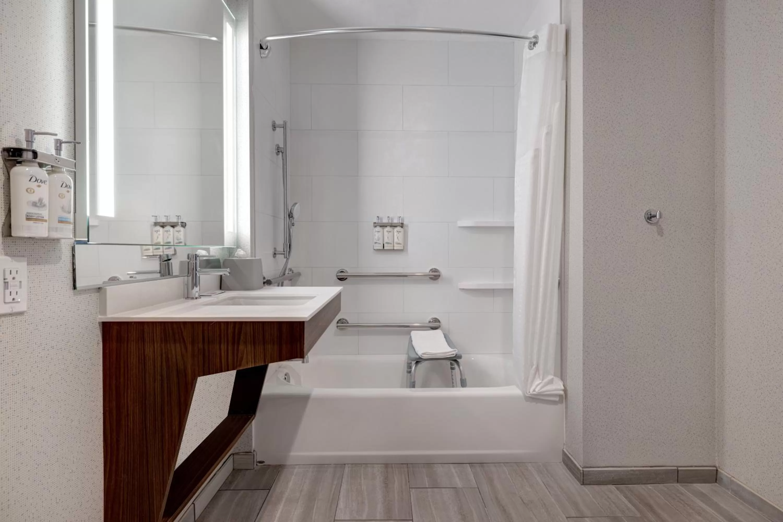 Standard King Room - Communications Accessible in Holiday Inn Express & Suites - Glendale Downtown