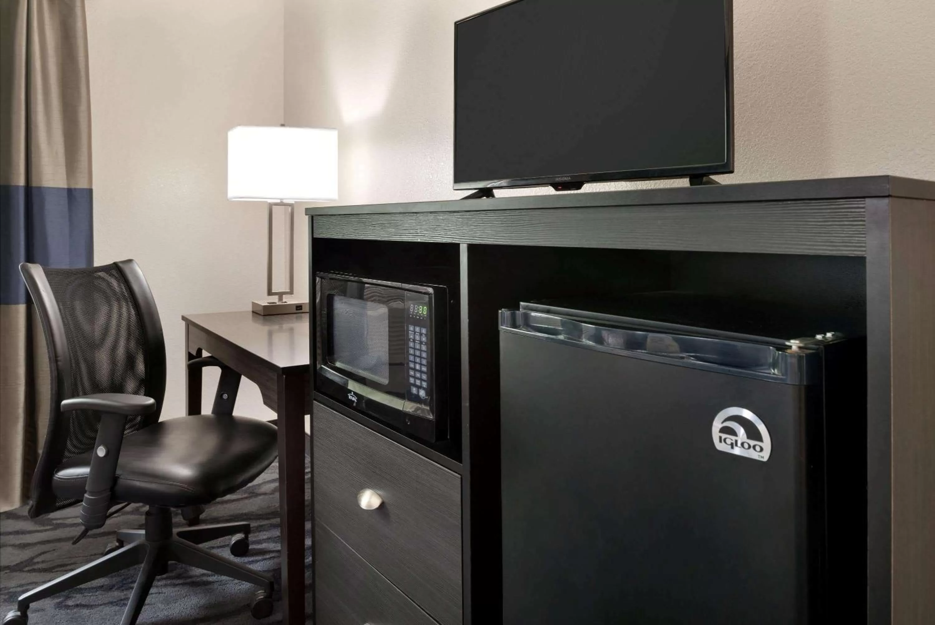 Deluxe Queen Room - Mobility/Hearing Accessible in Baymont by Wyndham Swanton