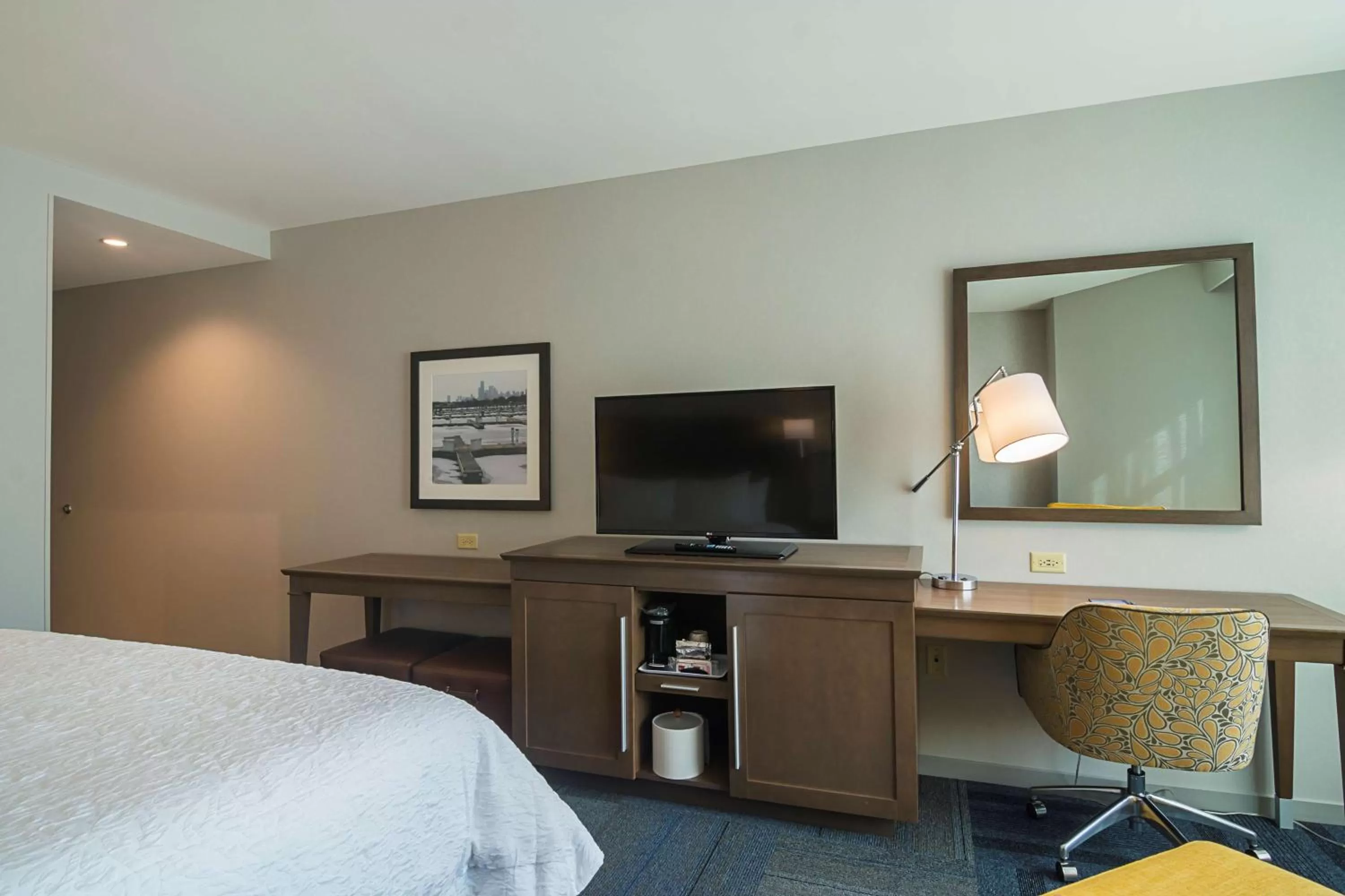 King Room with Sofa Bed - Hearing Accessible/Non-Smoking in Hampton Inn Chicago North-Loyola Station, Il