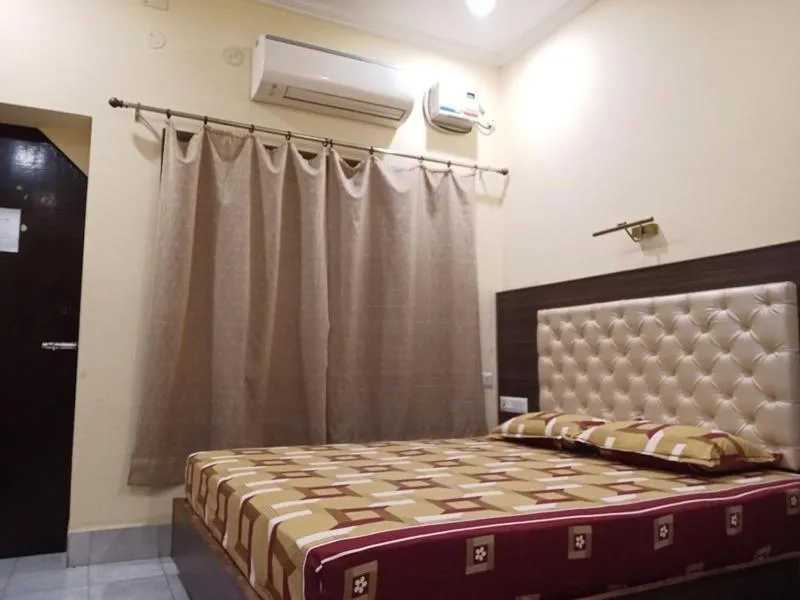 Queen Room with Balcony in Scindhia Guest House