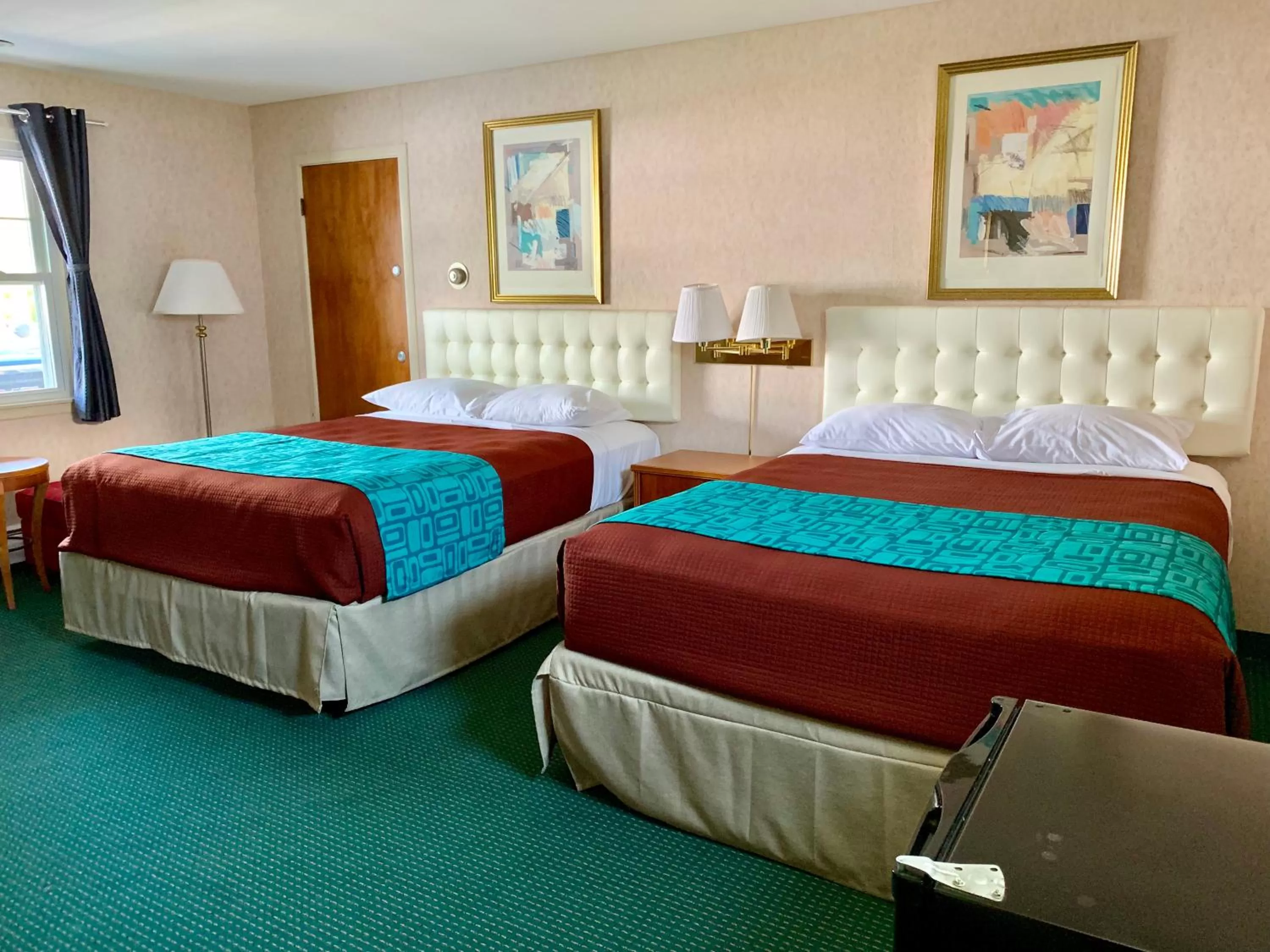 Queen Room with Two Queen Beds - Smoking in Howard Johnson by Wyndham Williamstown
