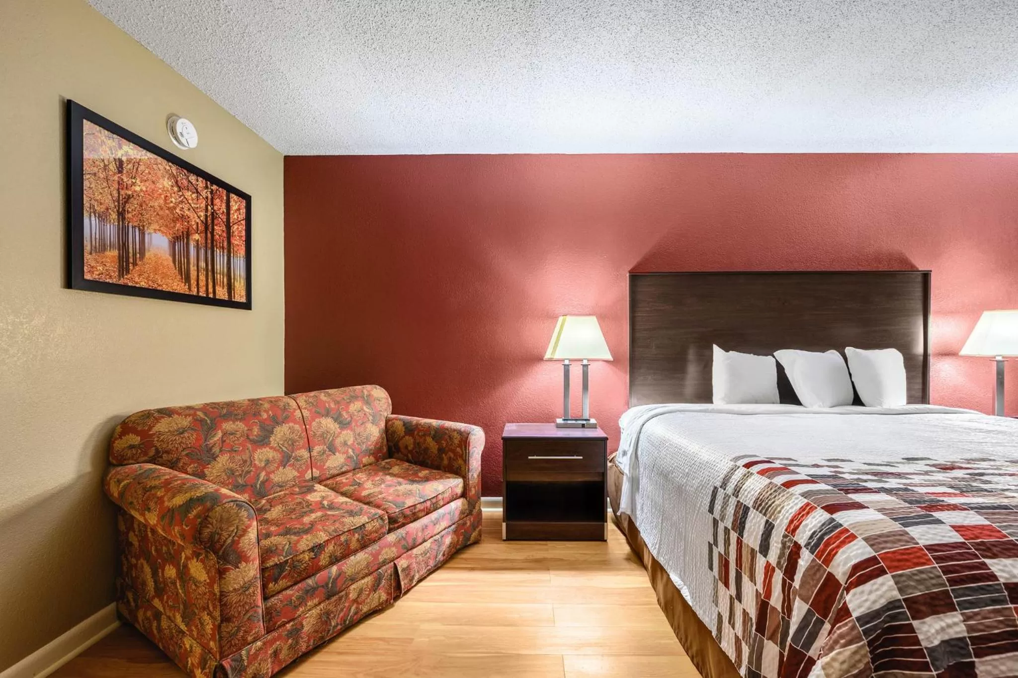  Superior King Room Renovated Non-Smoking in Red Roof Inn Sylacauga
