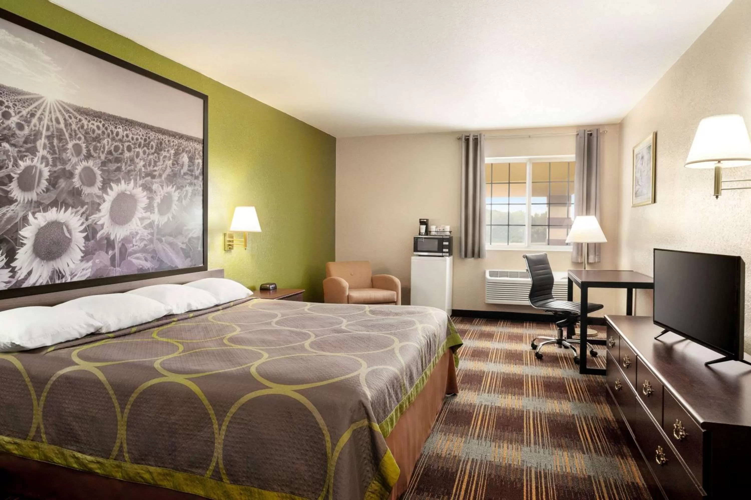 Queen Suite - Non-Smoking in Super 8 by Wyndham Holton