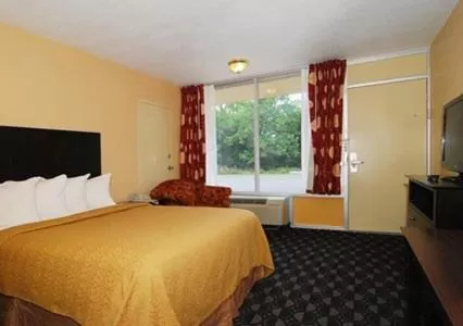 Queen Room - Non-Smoking in Quality Inn Ada near University