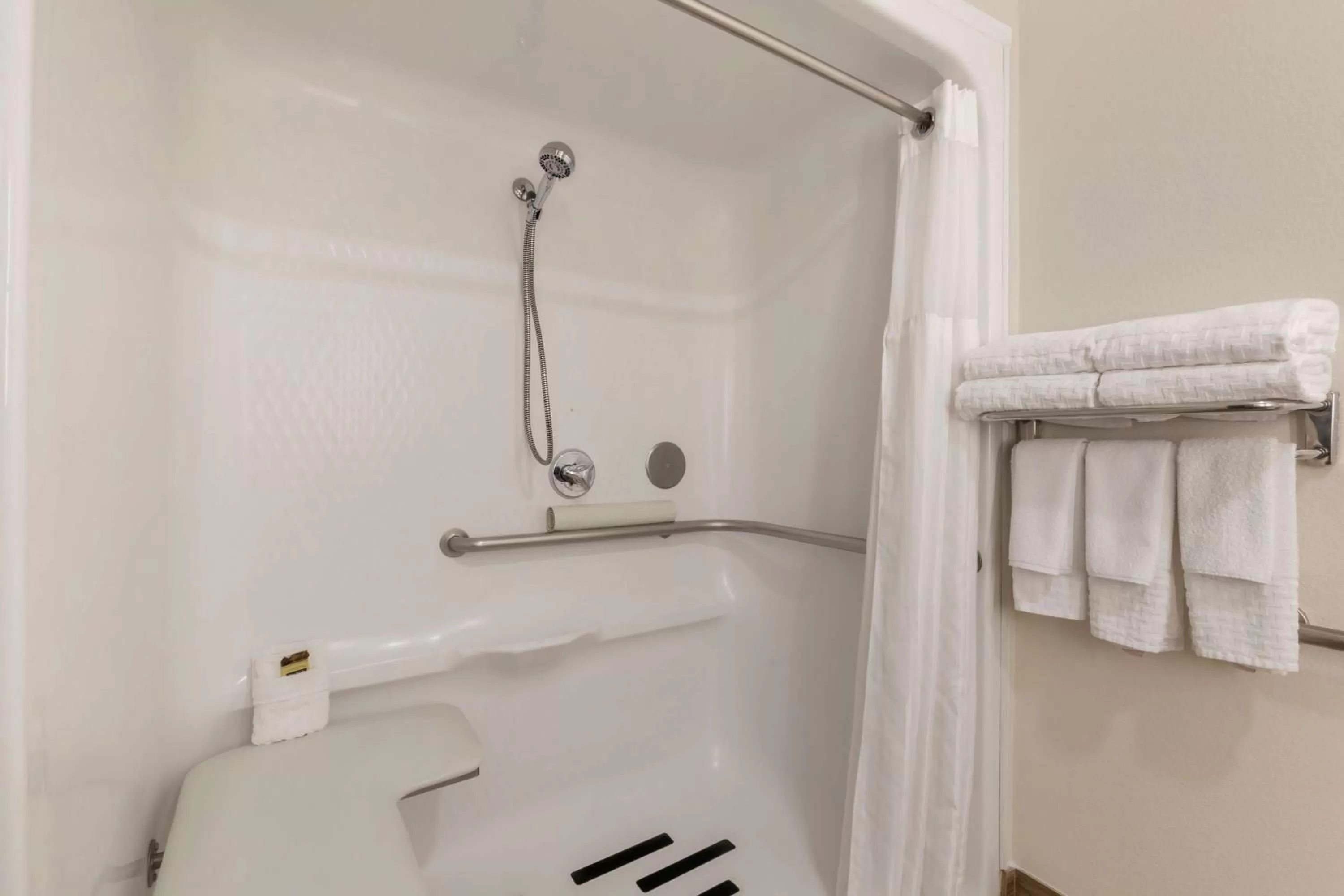 King Room with Roll-In Shower - Mobility Access in Best Western Plus Yuma Foothills Inn & Suites