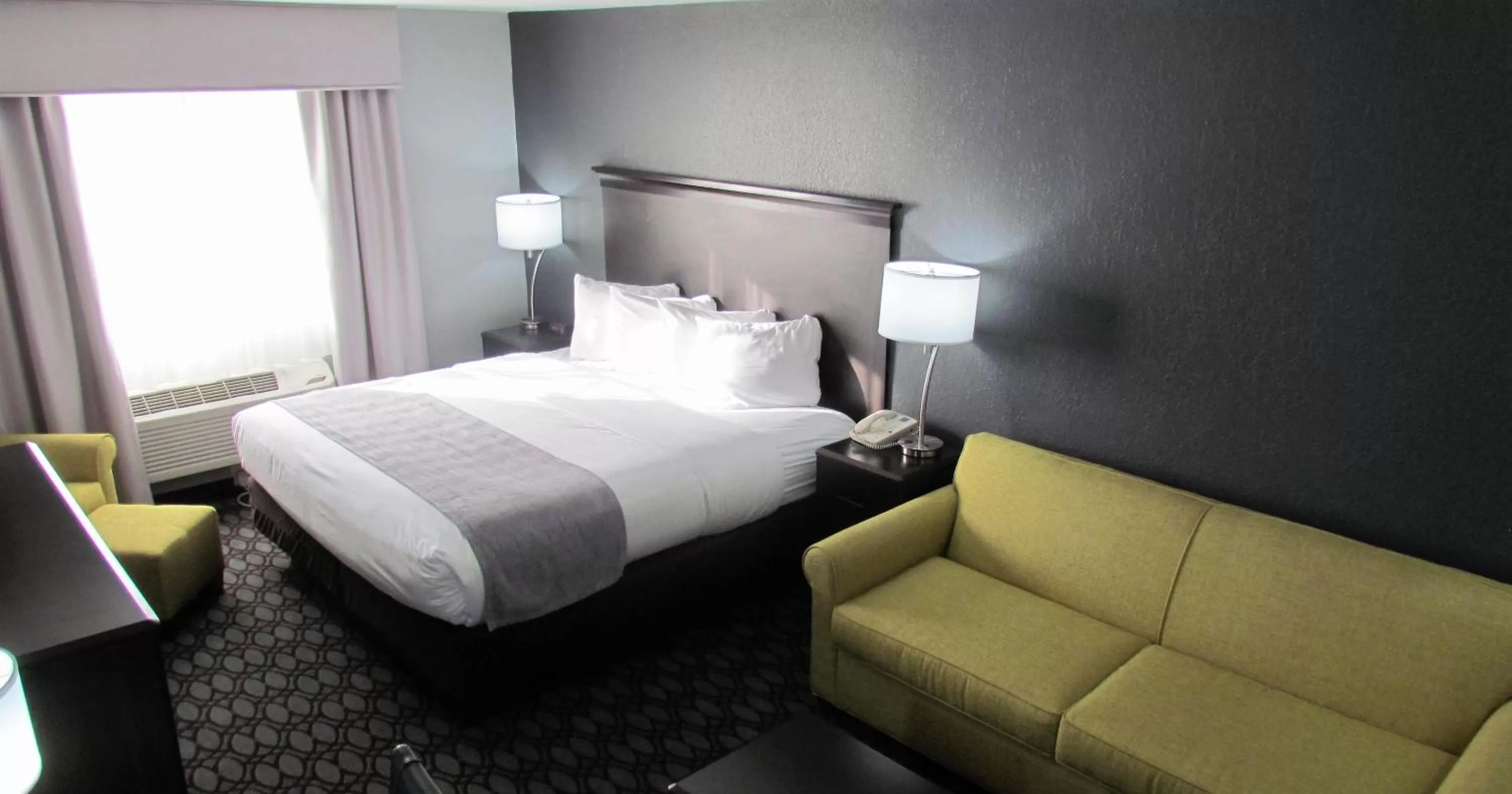 Non SmokingExecutive Suite in Oak Hill Inn & Suites