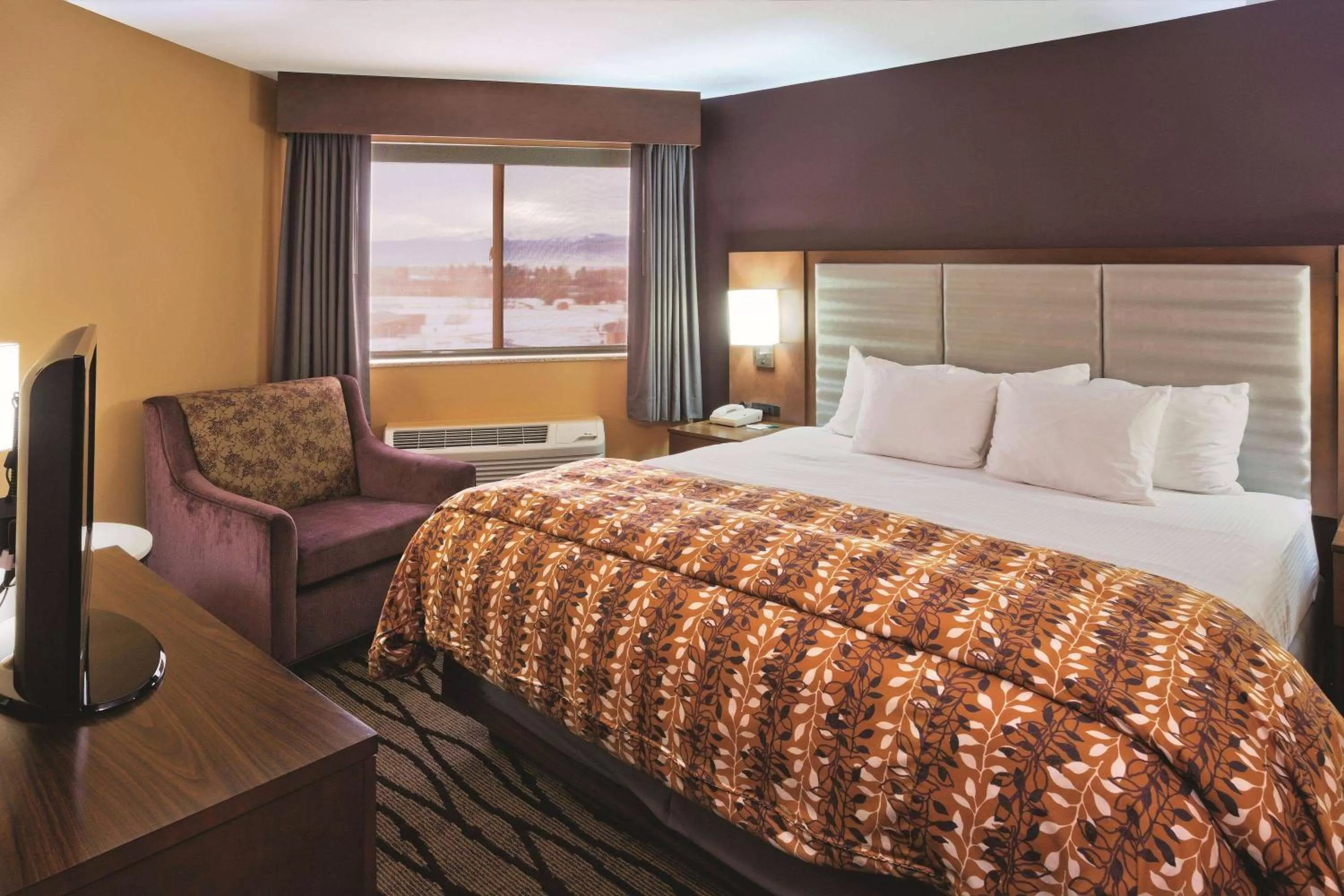 King Suite with Mountain View - Non-Smoking in La Quinta by Wyndham Butte