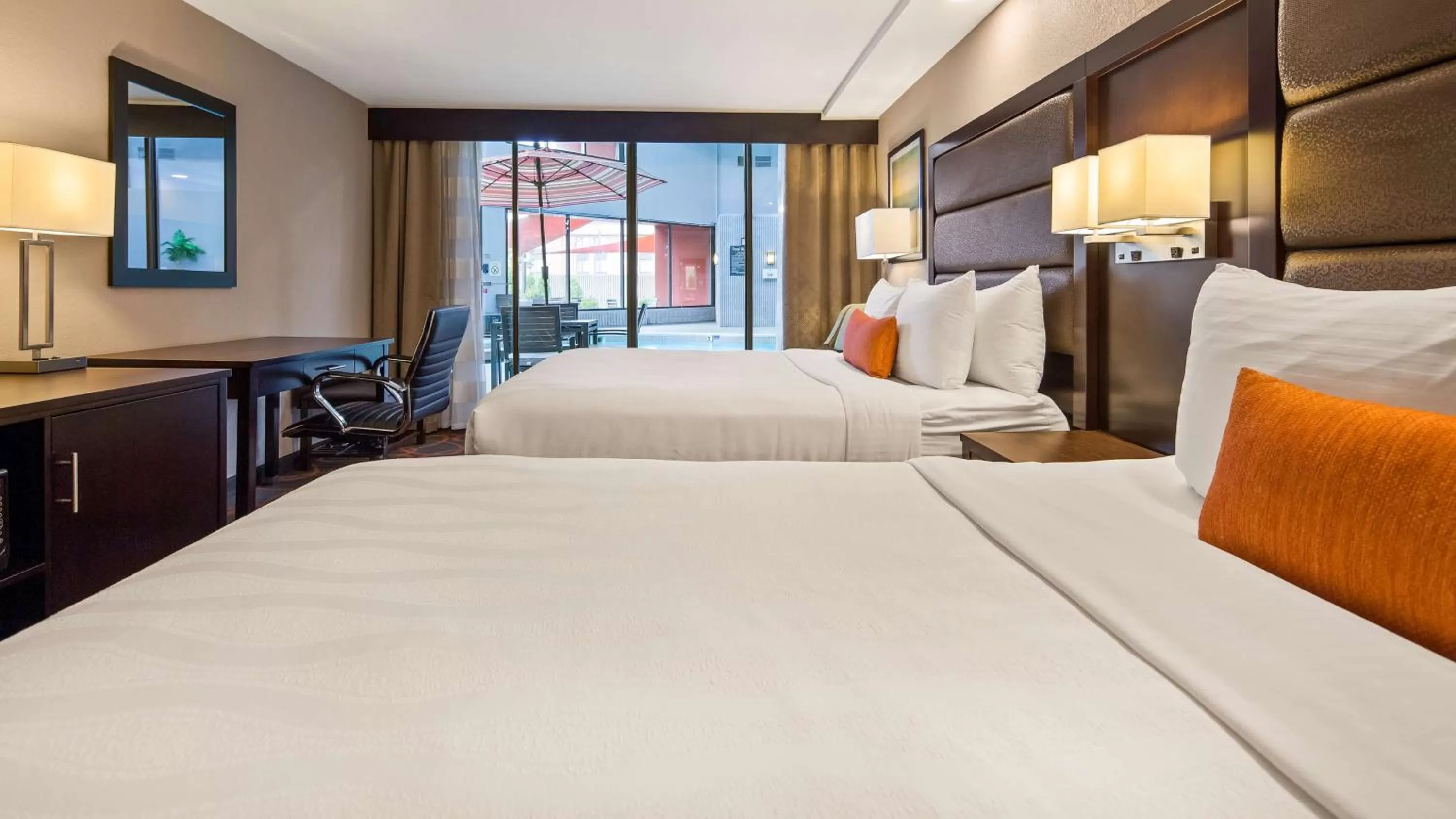 Queen Room with Two Queen Beds with Atrium View - Non-Smoking in The Great Rivers, an Ascend Collection Hotel