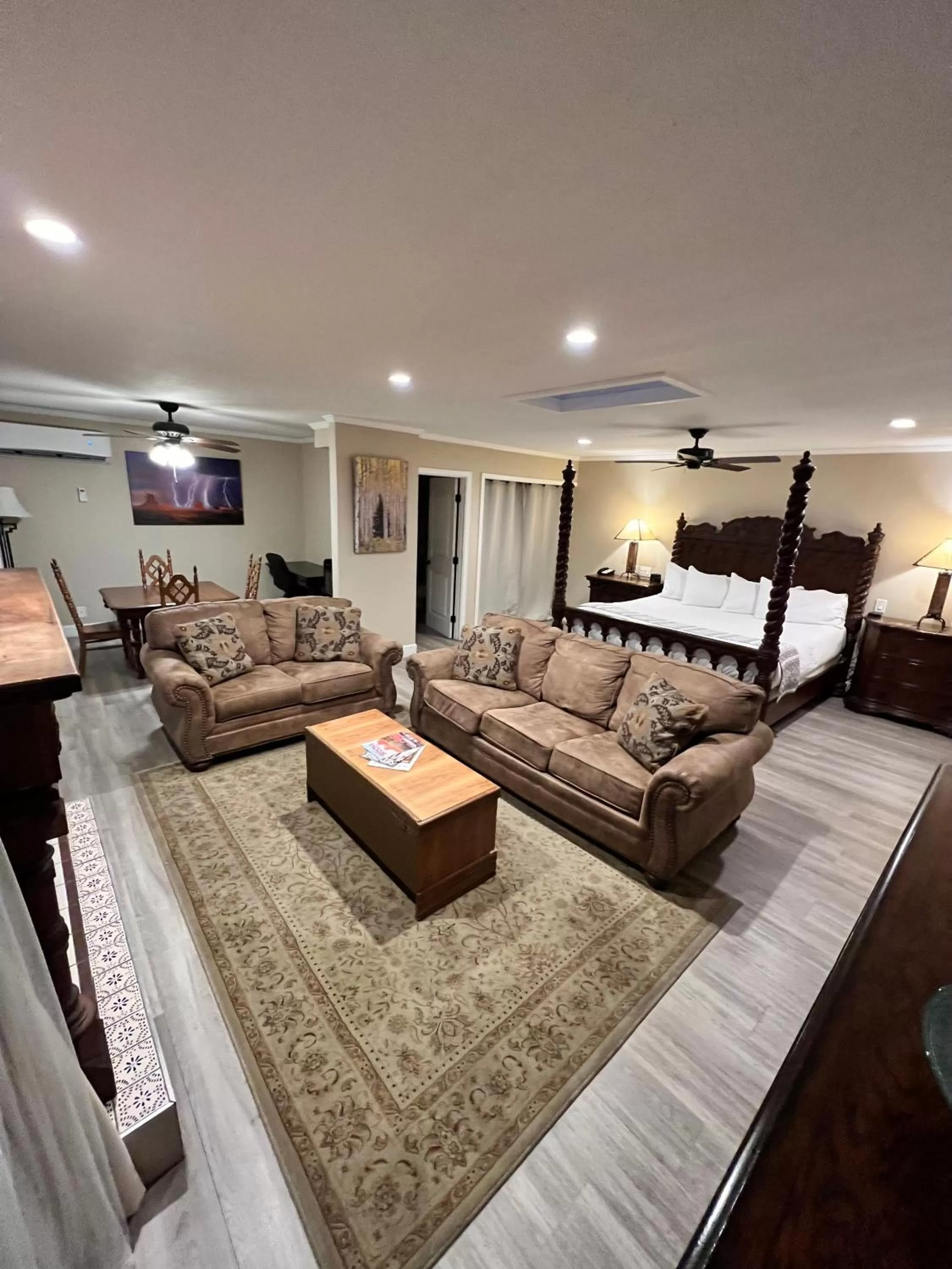 Deluxe King Room - single occupancy in Lantern Light Inn - Romantic Getaway