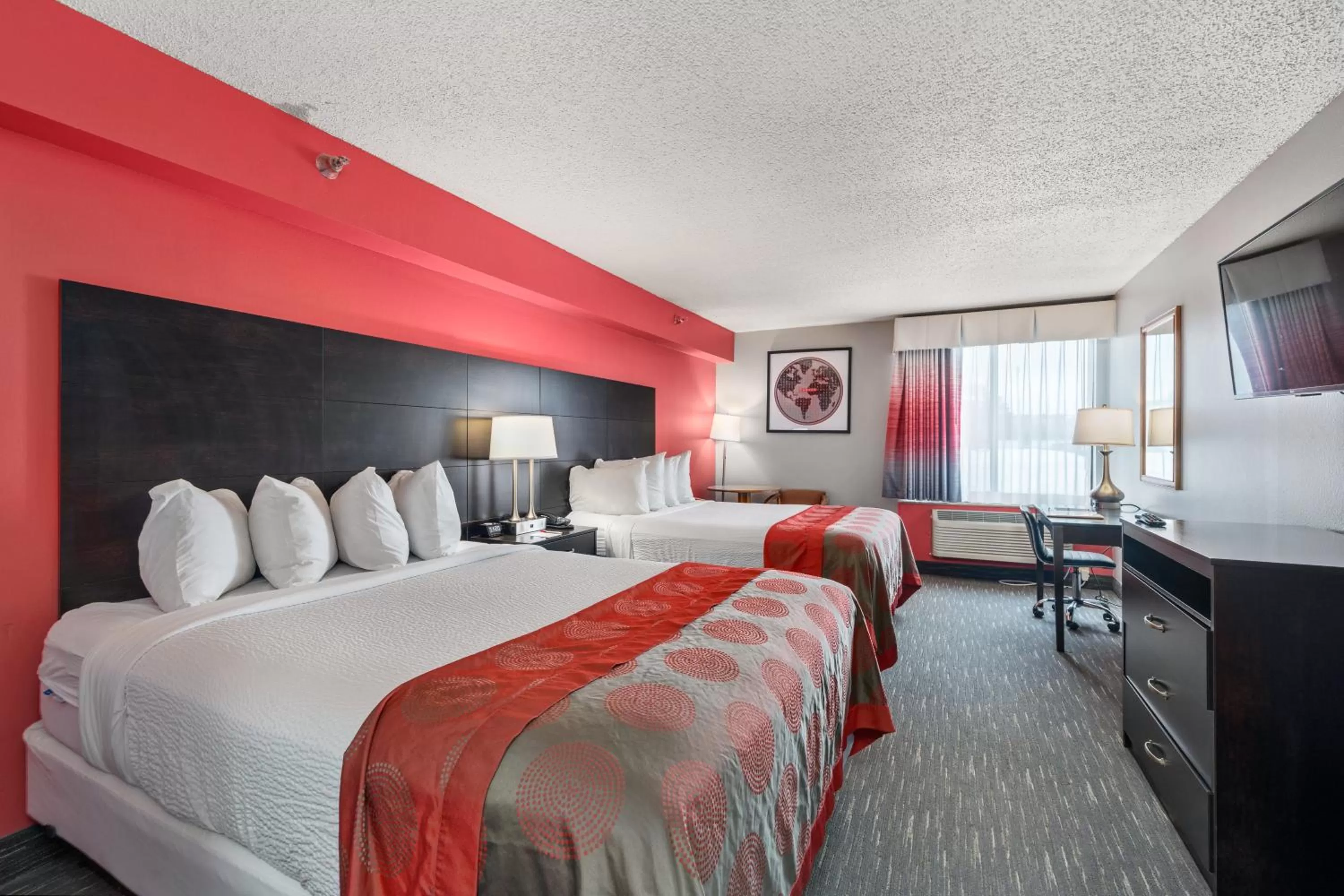 One-Bedroom Queen Suite - Mobility Access/Non-Smoking in Ramada by Wyndham Sioux Falls Airport - Waterpark Resort & Event Center