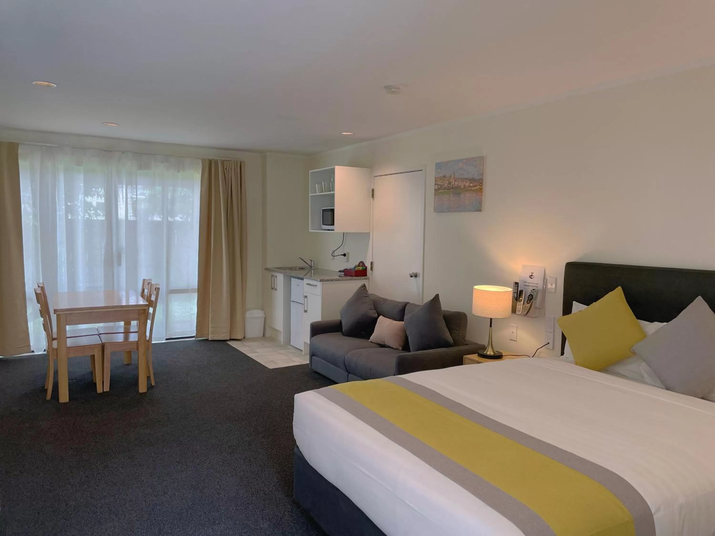 Deluxe Queen Studio  in Royal Park Lodge