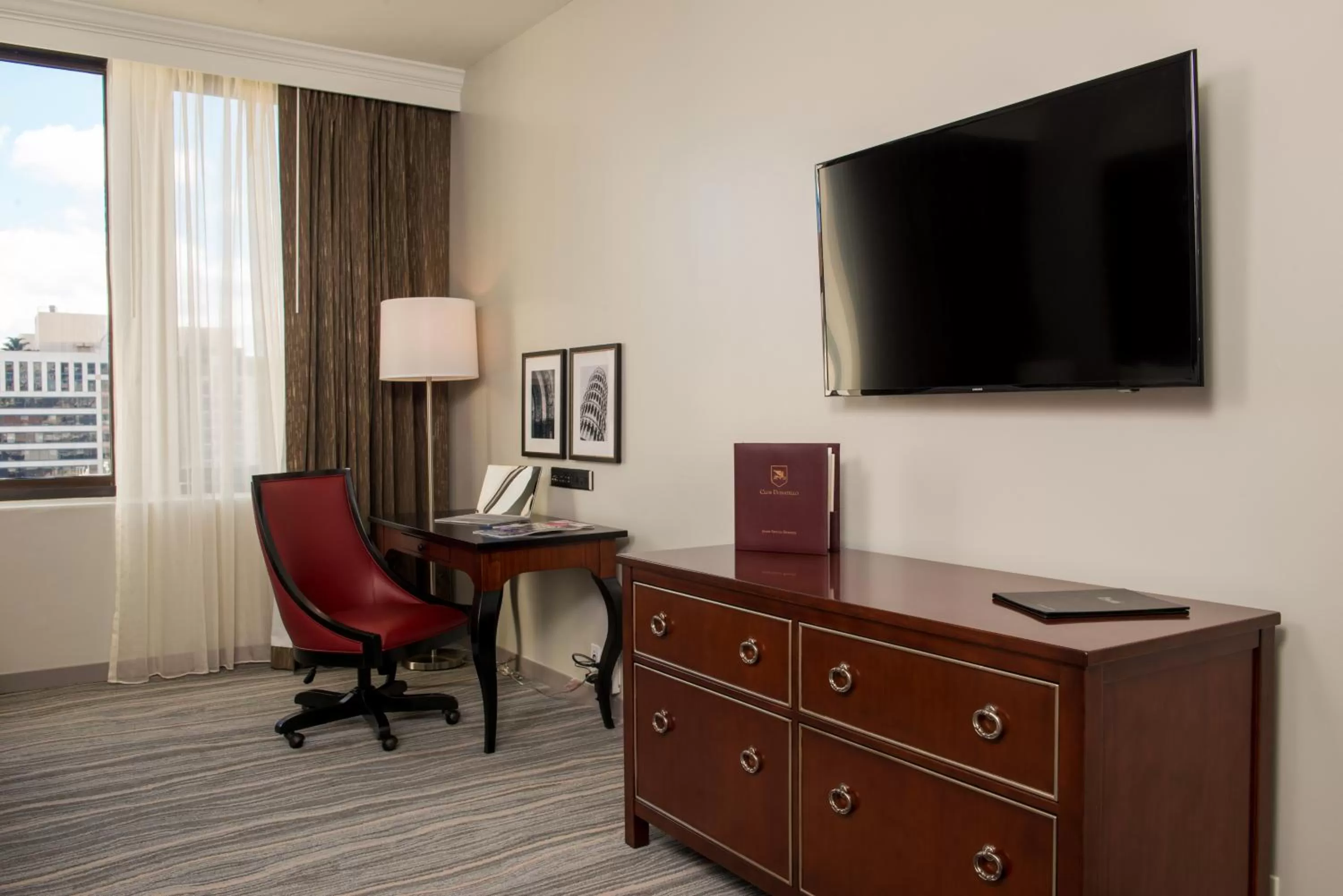 Deluxe King Room in Club Donatello