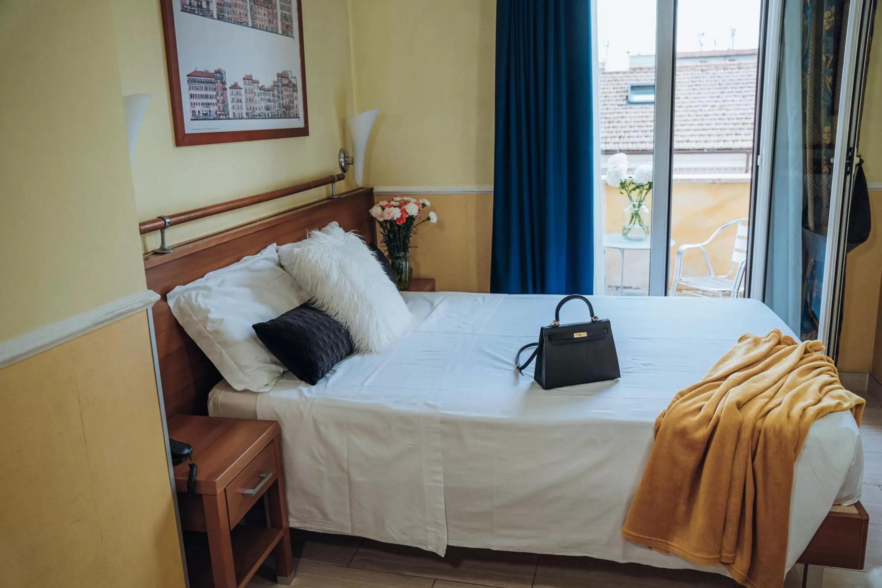 Smart Double Room with French Bed with Terrace in Hotel Windrose