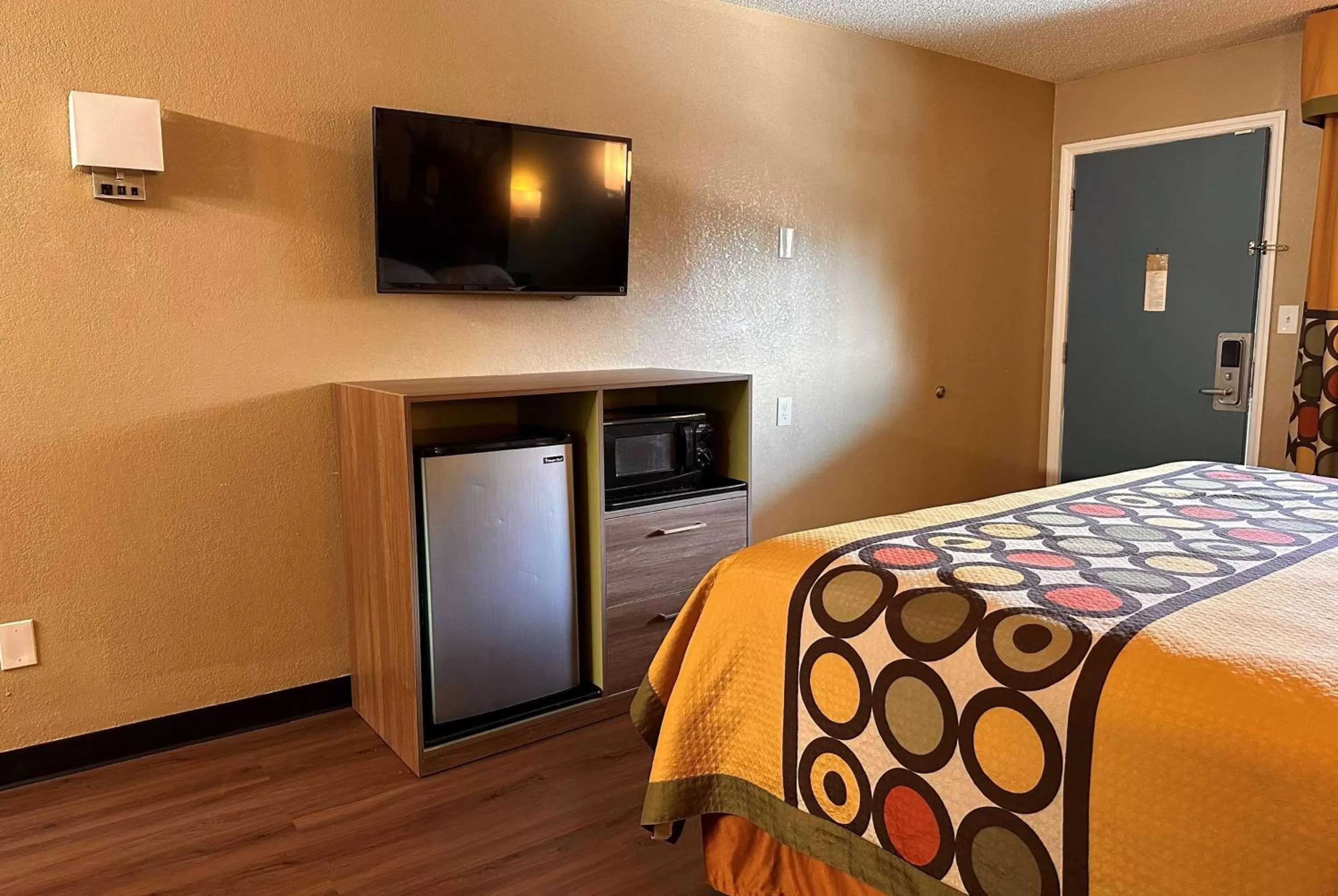 King Room - Smoking  in Super 8 by Wyndham Cincinnati-Springdale OH