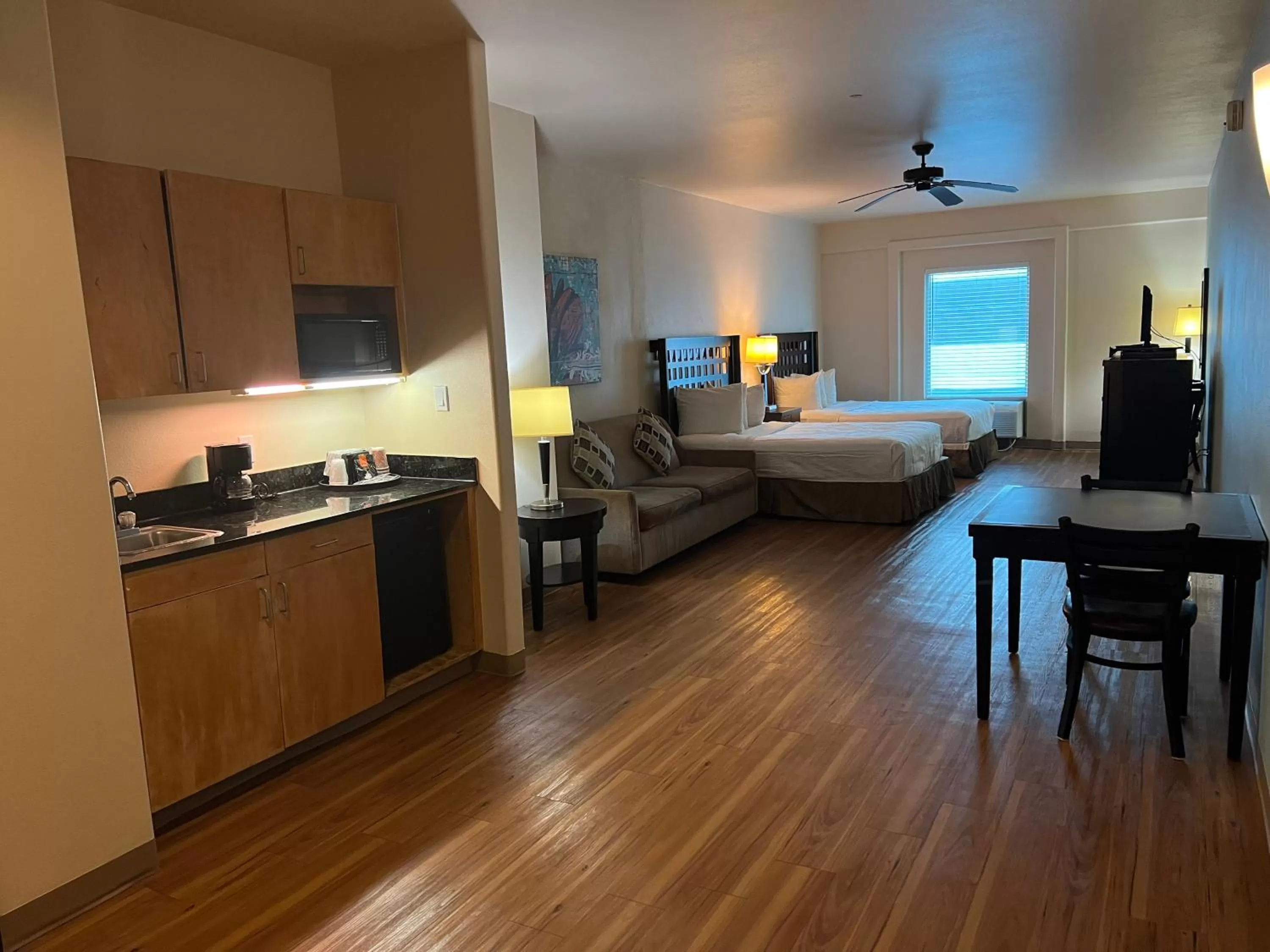 Deluxe Queen with Kitchenette and Sofa Bed in Sunchase Inn & Suites