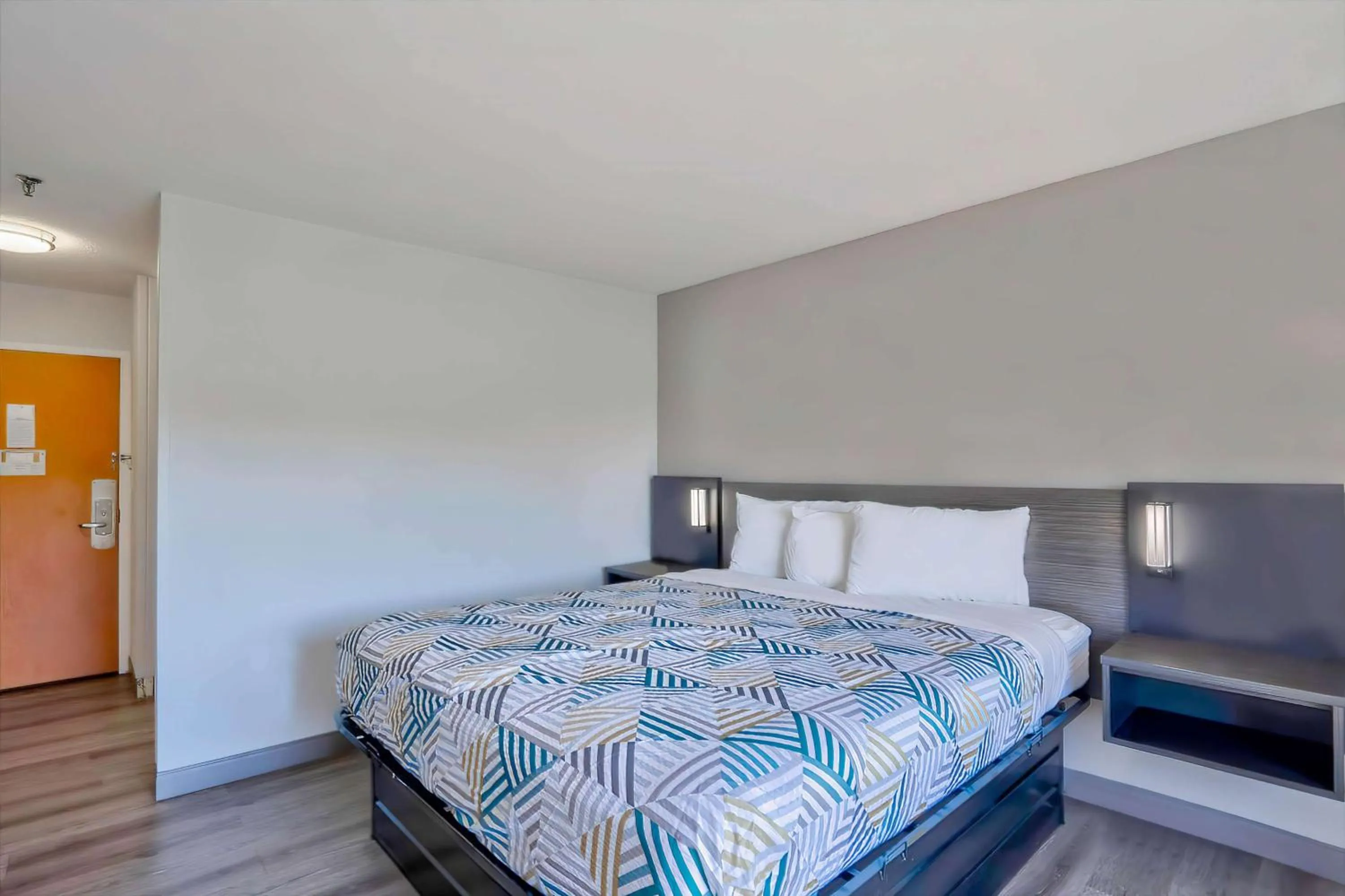 Standard King Room - Smoking in Motel 6 Virginia Beach