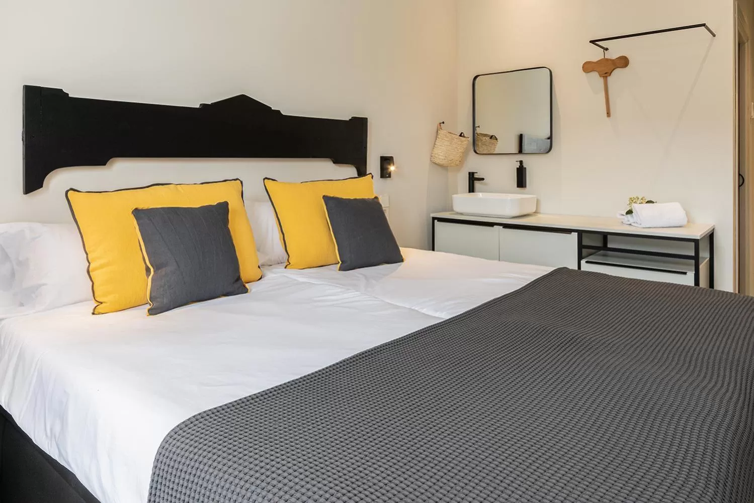 Standard Twin Room in "unic, turisme d'interior"