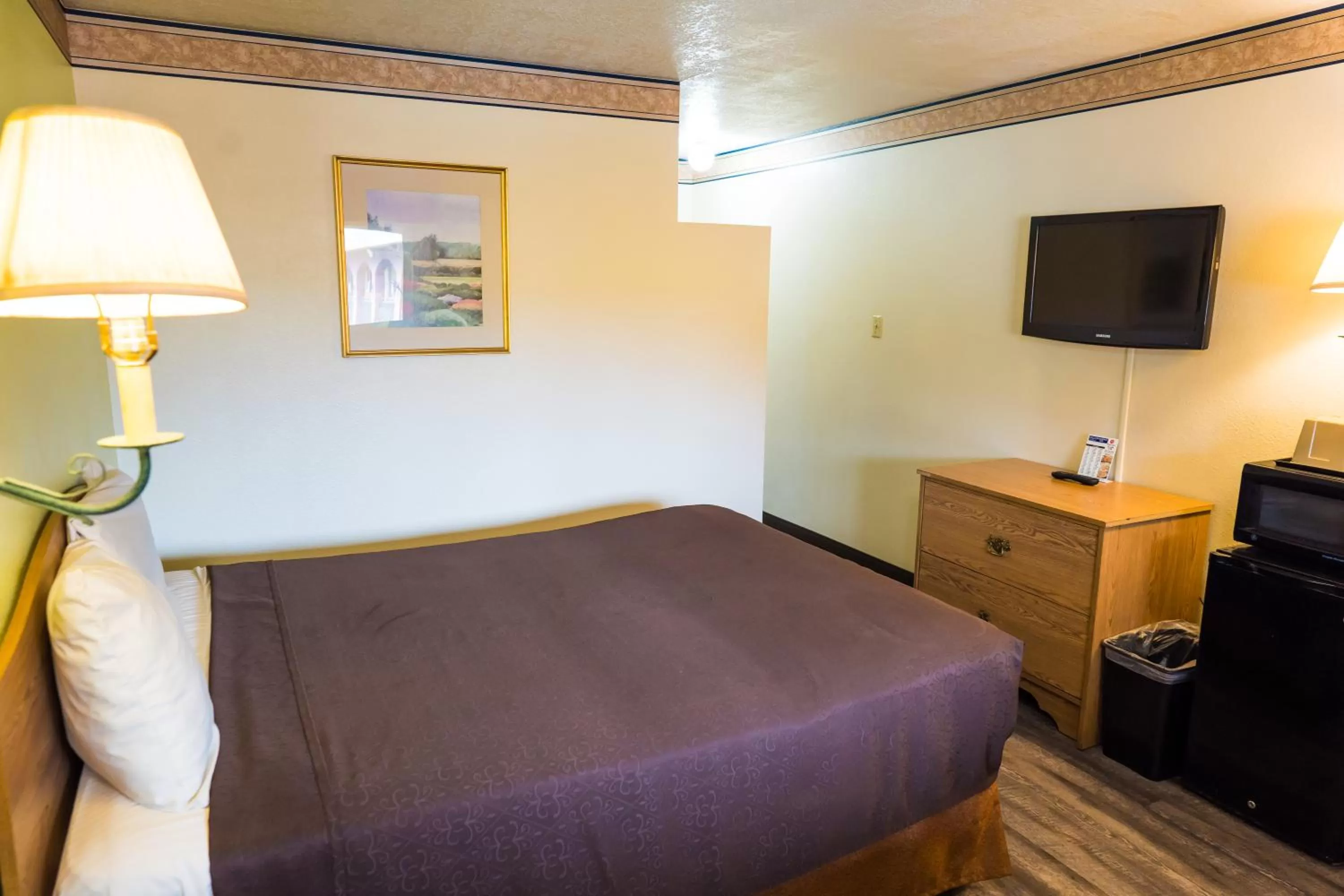 Queen Room - Non-Smoking in Rodeway Inn Albuquerque Downtown on Rt 66