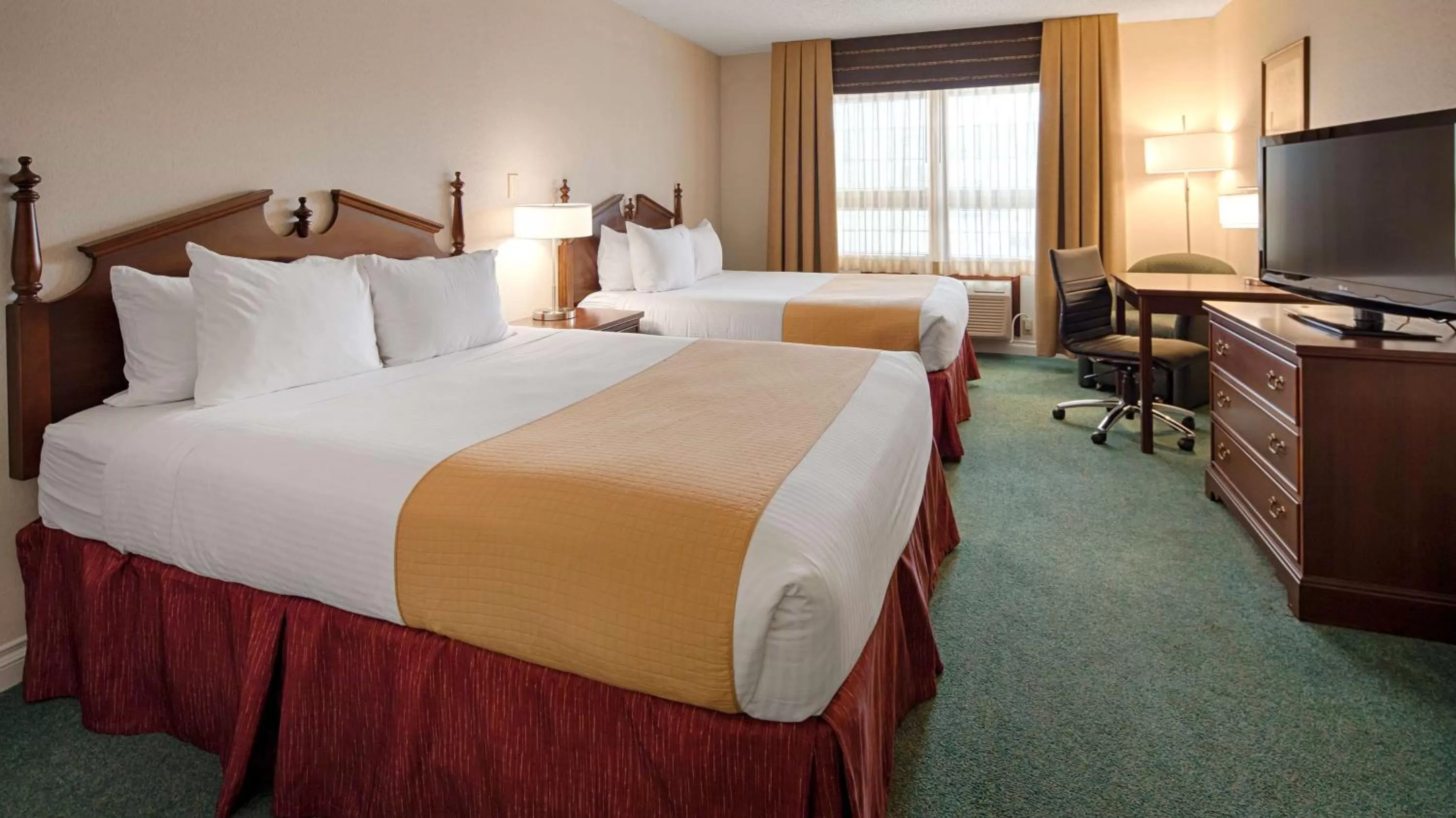 Queen Room with Two Queen Beds and Roll-In Shower - Disability Access/Non-smoking in Best Western Sault Ste. Marie