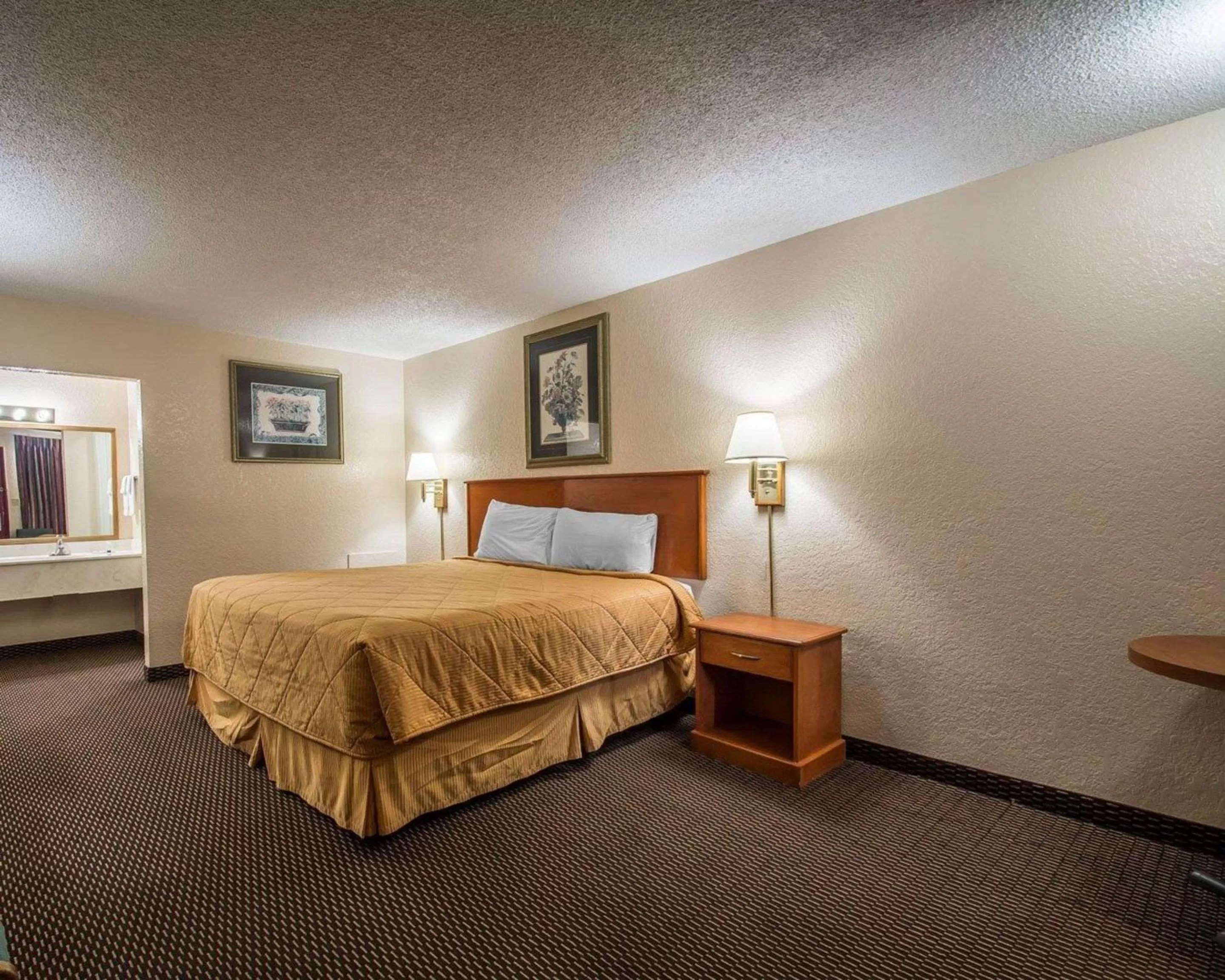 King Room - Non-Smoking in Rodeway Inn Fort Pierce I-95
