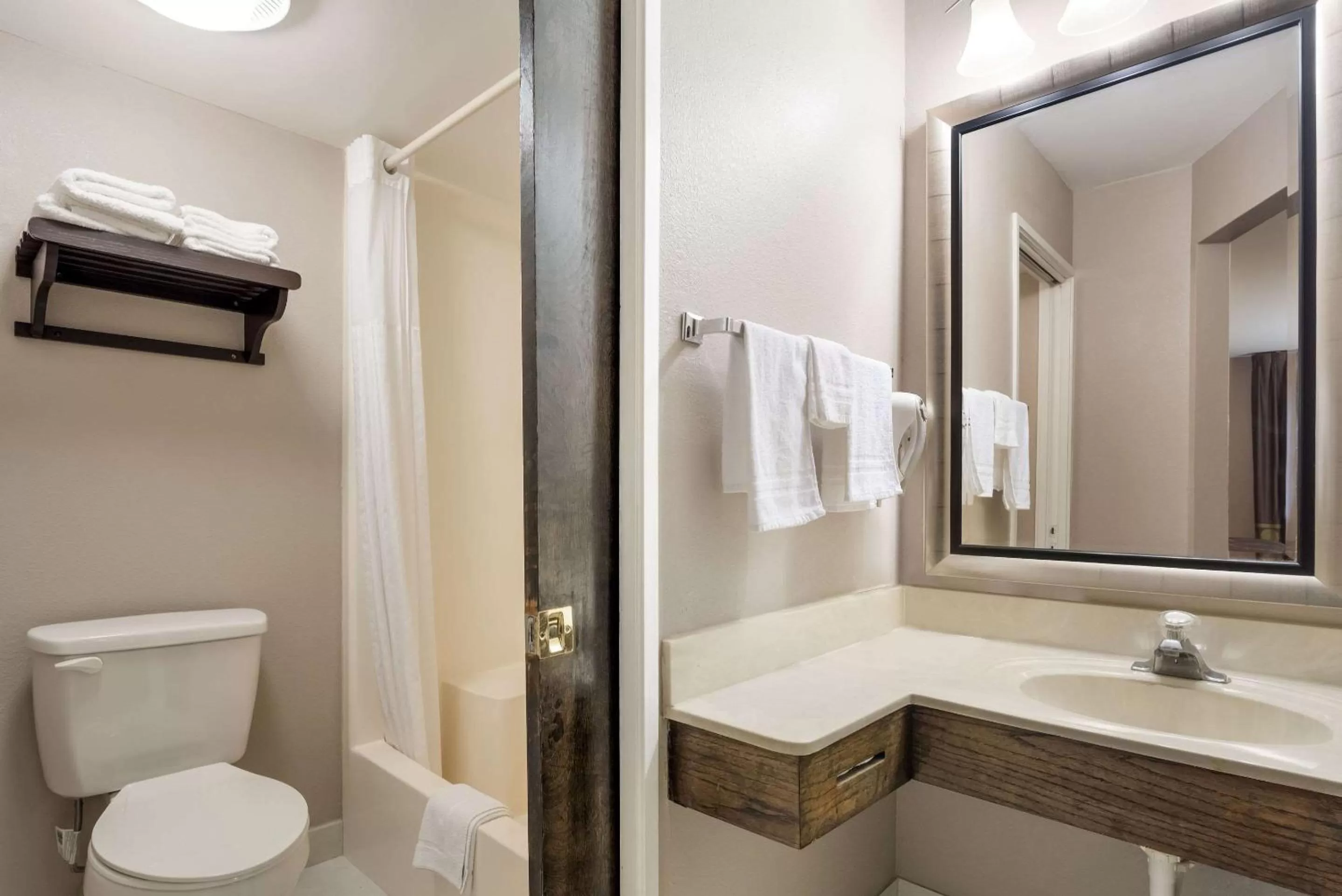 King Suite - Non Smoking in Rodeway Inn