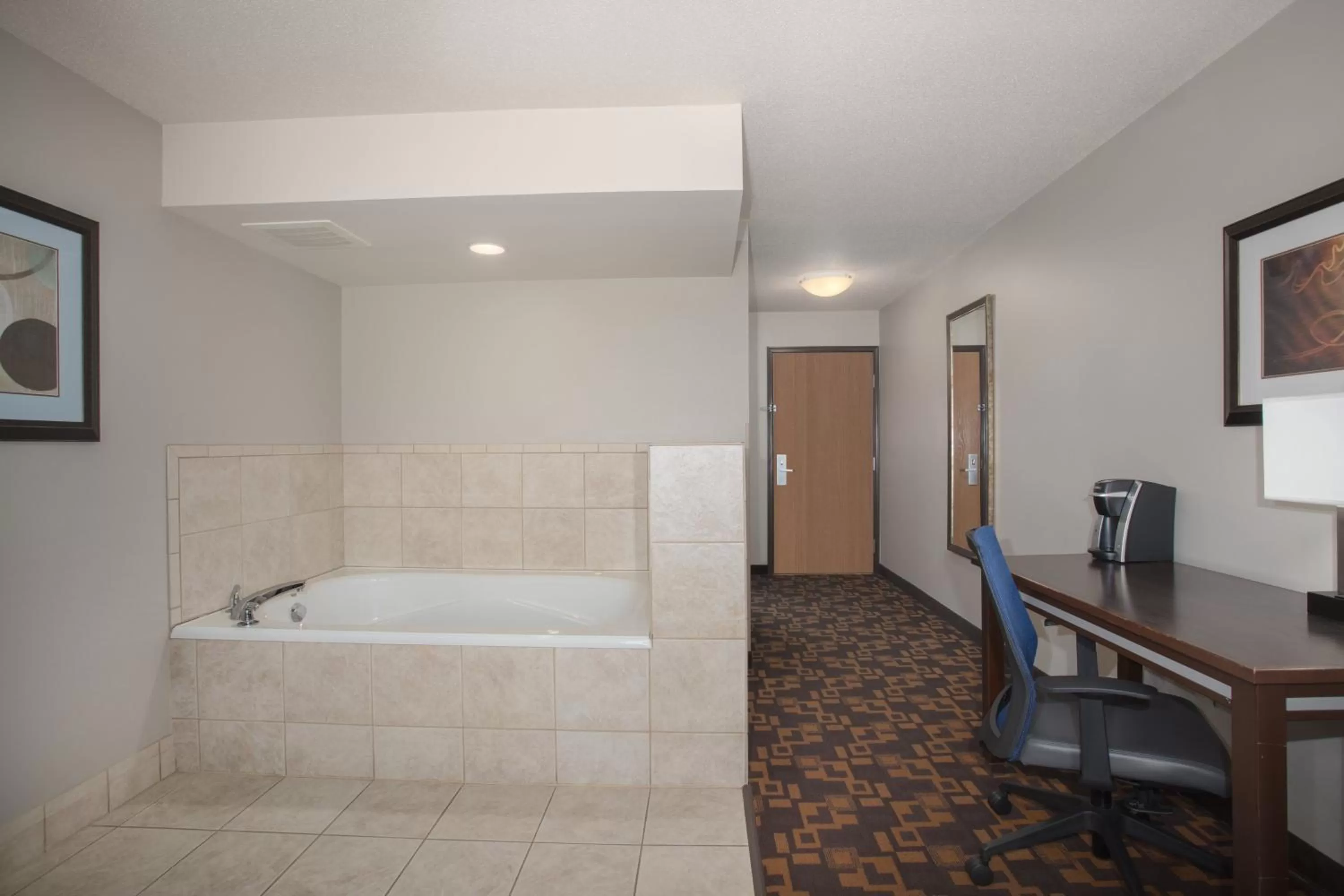 King Room with Jetted Tub in Holiday Inn Express & Suites Yankton by IHG