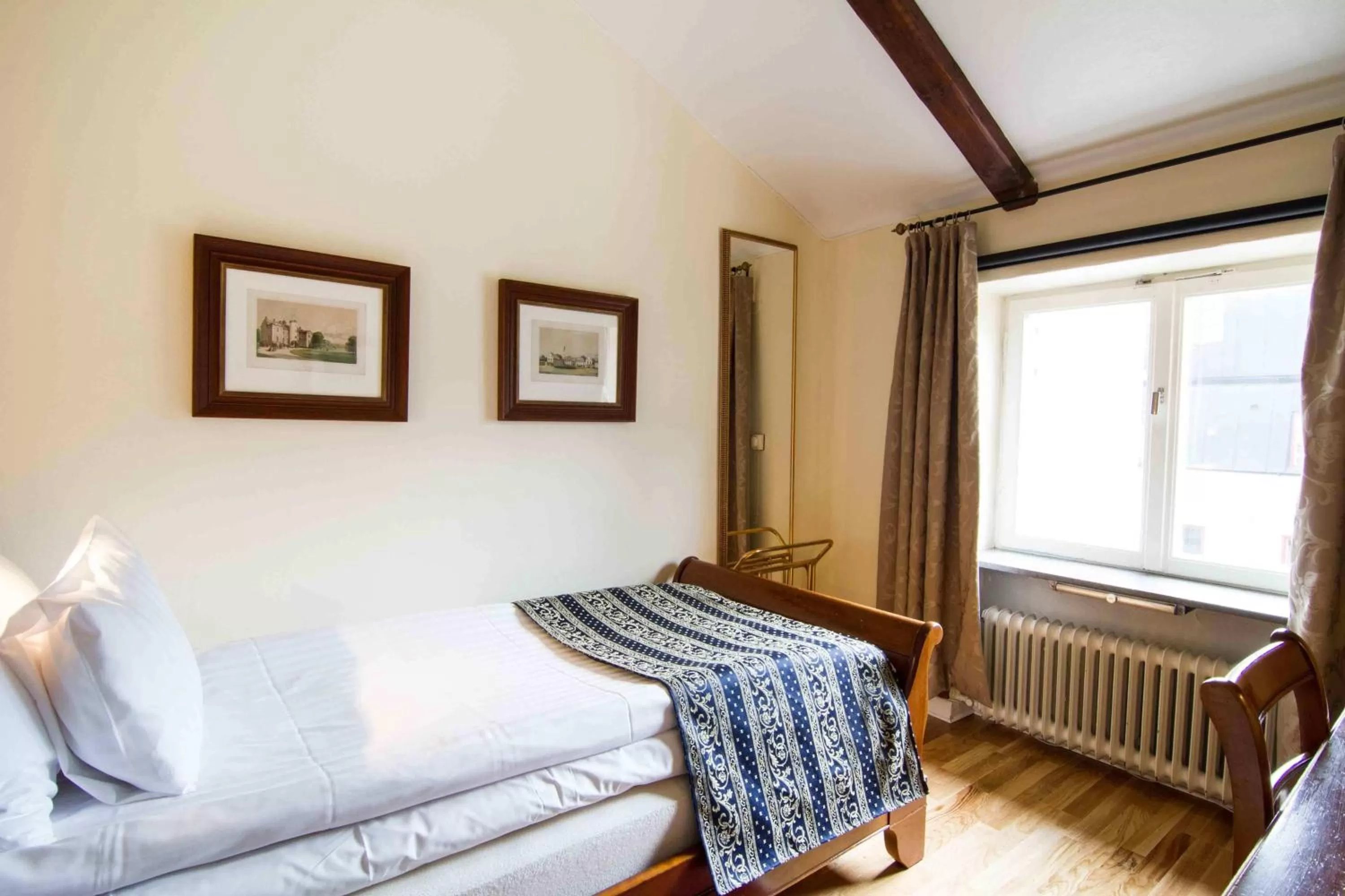 Single Room in Mayfair Hotel Tunneln