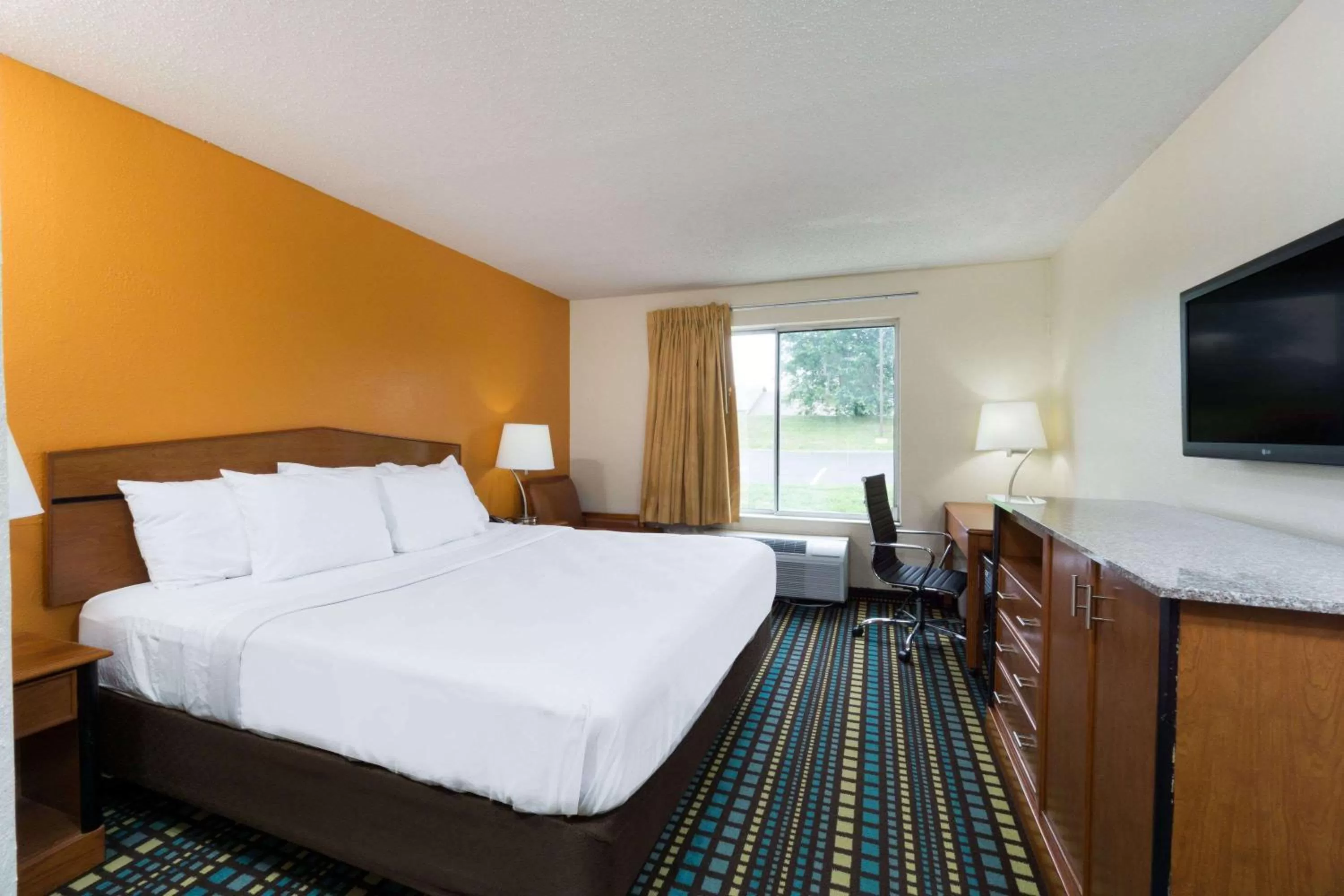King Room - Non-Smoking in Days Inn by Wyndham Florence Cincinnati Area