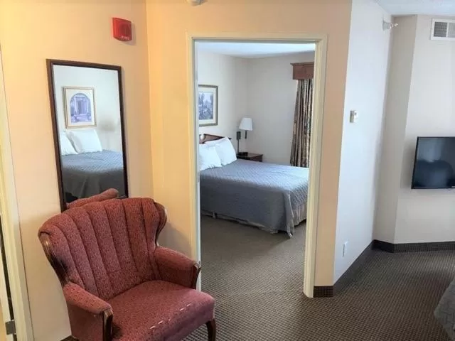 Two-Bedroom Suite in River Hills Hotel- Mankato