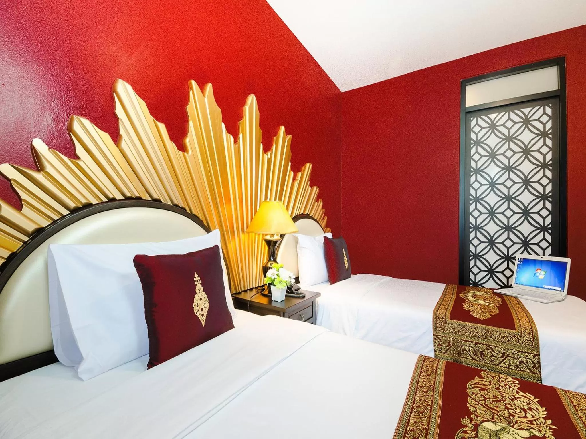 Scarlet Twin Room in Khaosan Palace Hotel