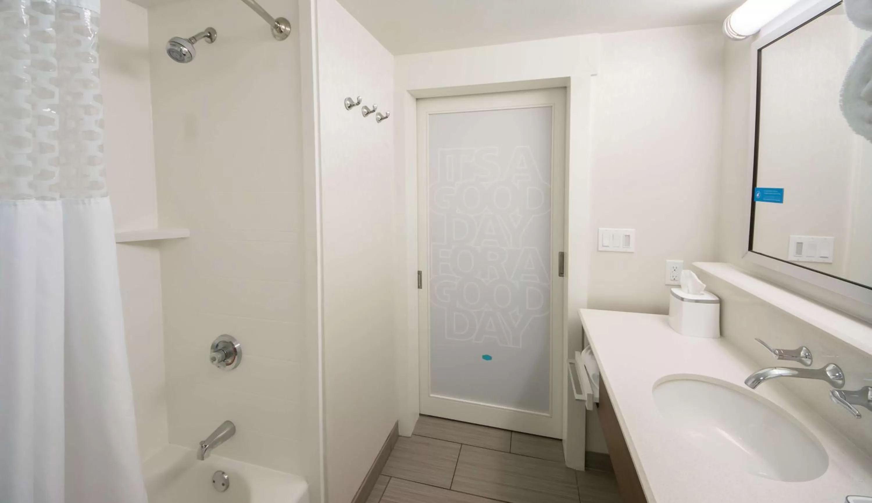 Queen Room with Chaise Lounge  in Hampton Inn Lakeland