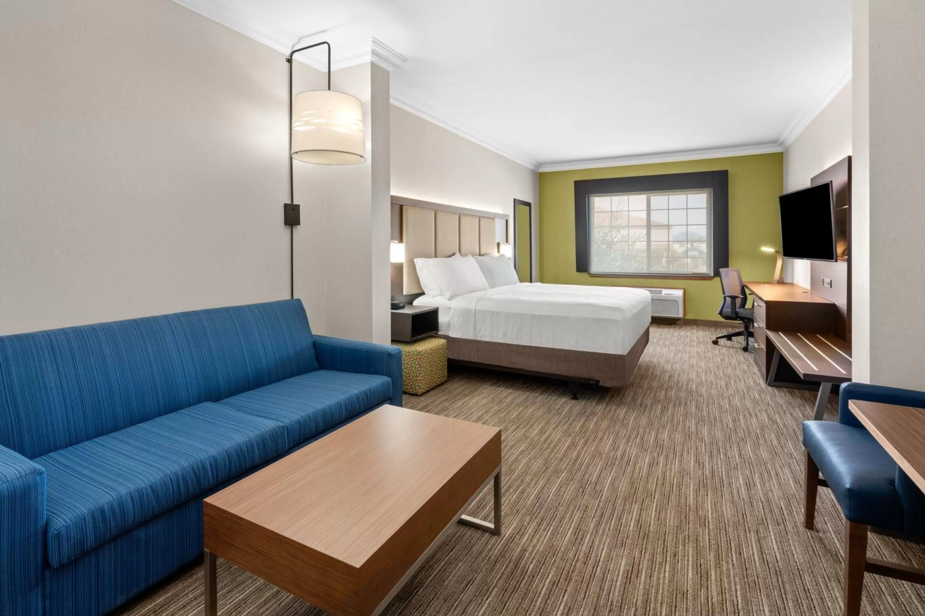King Suite - Disability Access in Holiday Inn Express & Suites Klamath Falls Central by IHG
