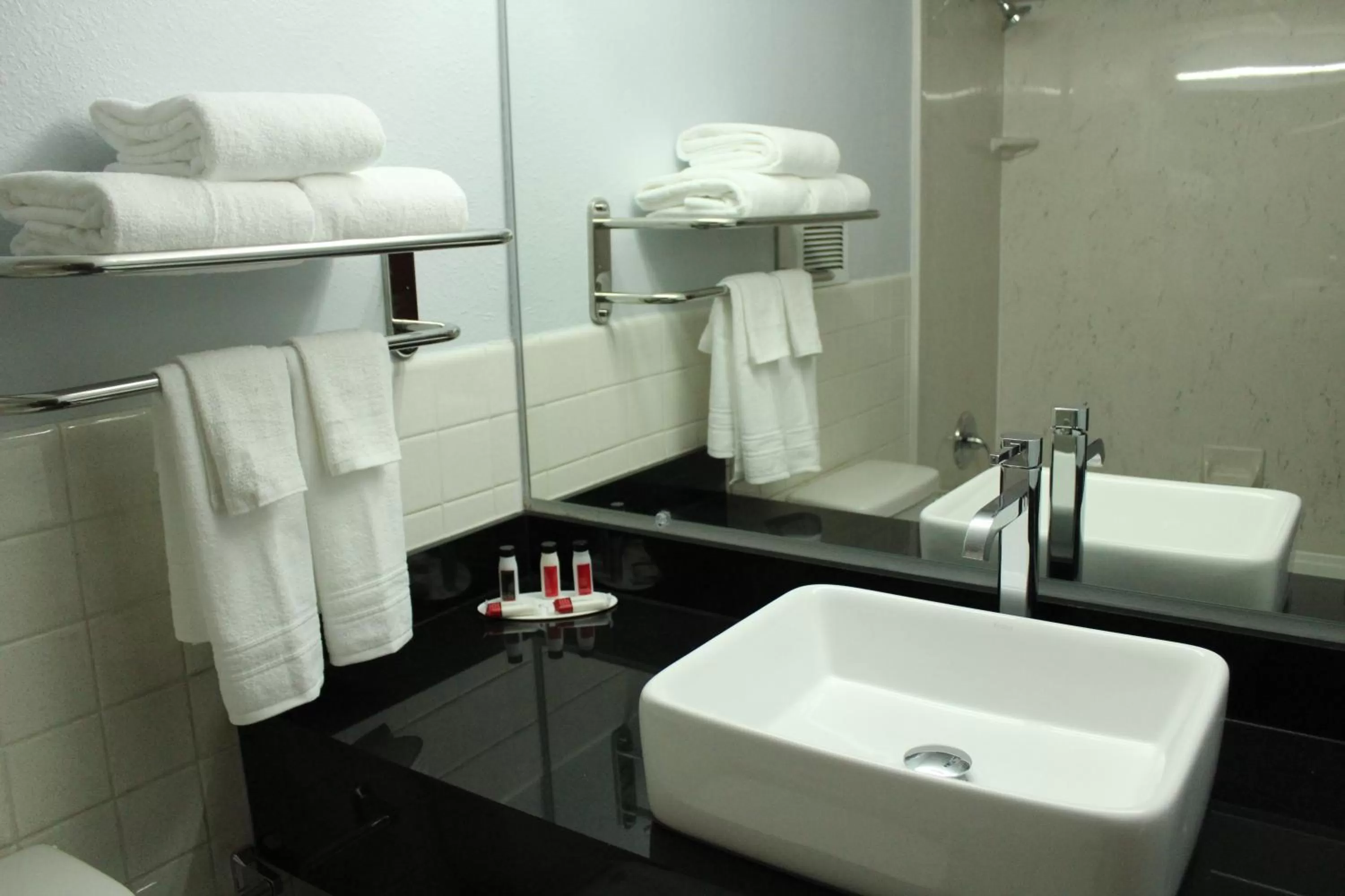 Deluxe Queen Studio Suite - Non-Smoking in Travelodge by Wyndham Water's Edge Hotel - Racine