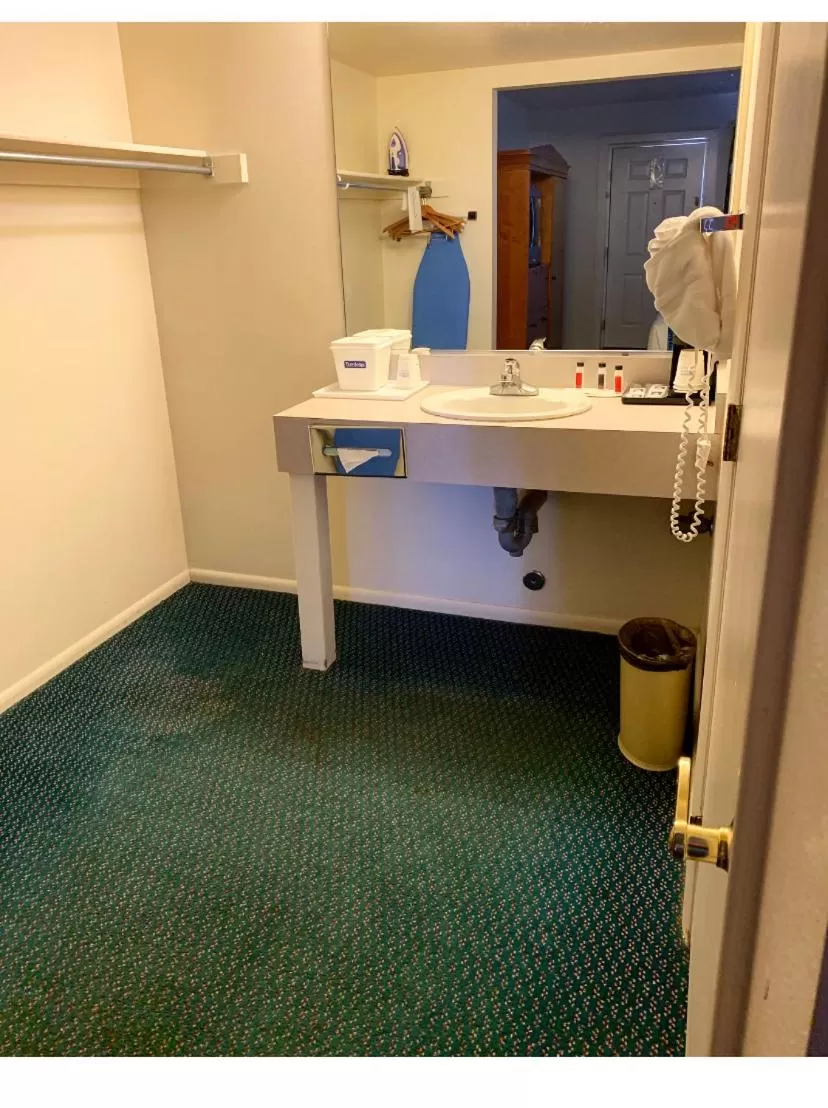 Queen Room - Mobility Access/Non-Smoking in Travelodge by Wyndham Cedar City