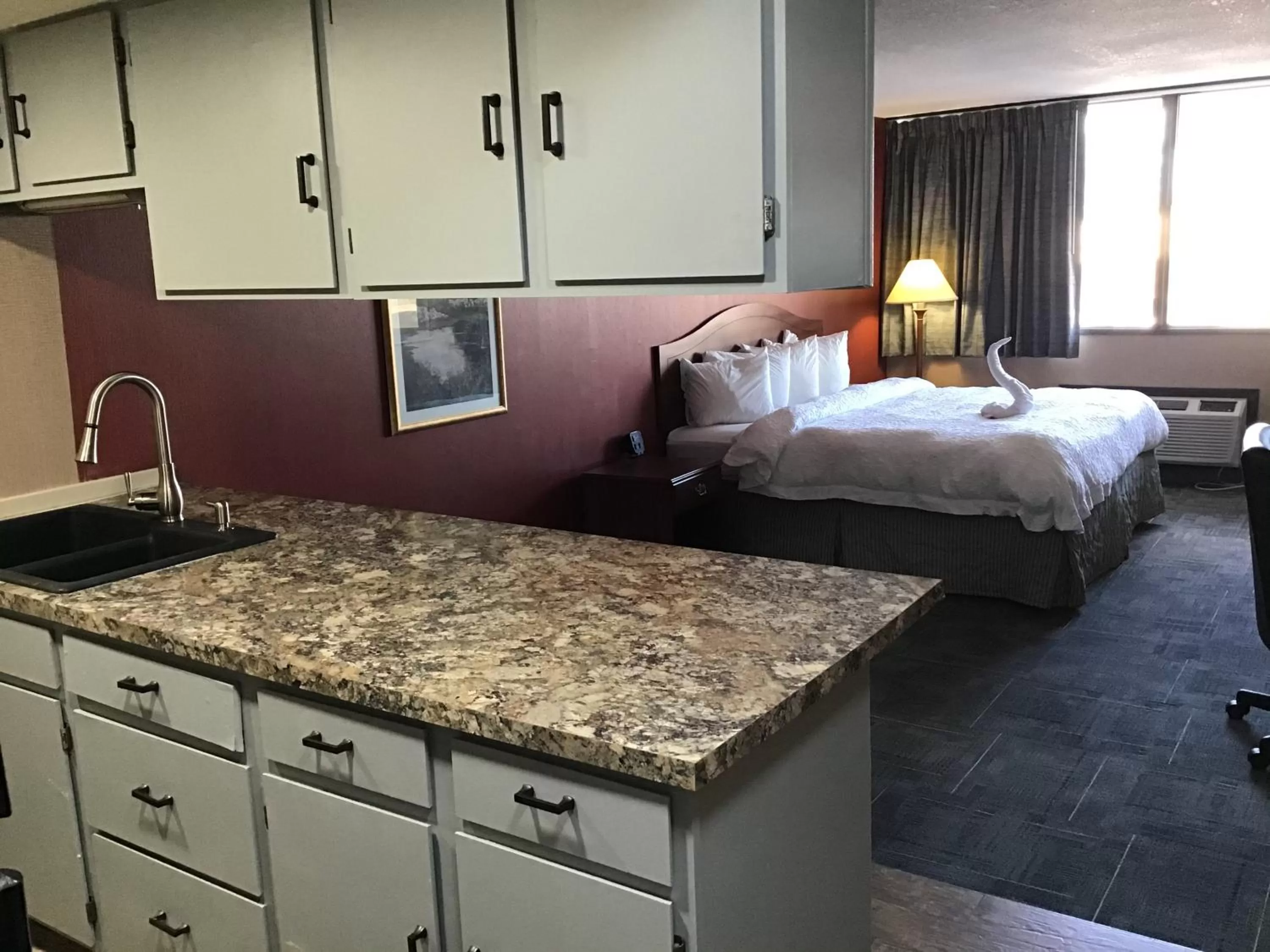 Bedroom, Bed in Howard Johnson by Wyndham Gillette
