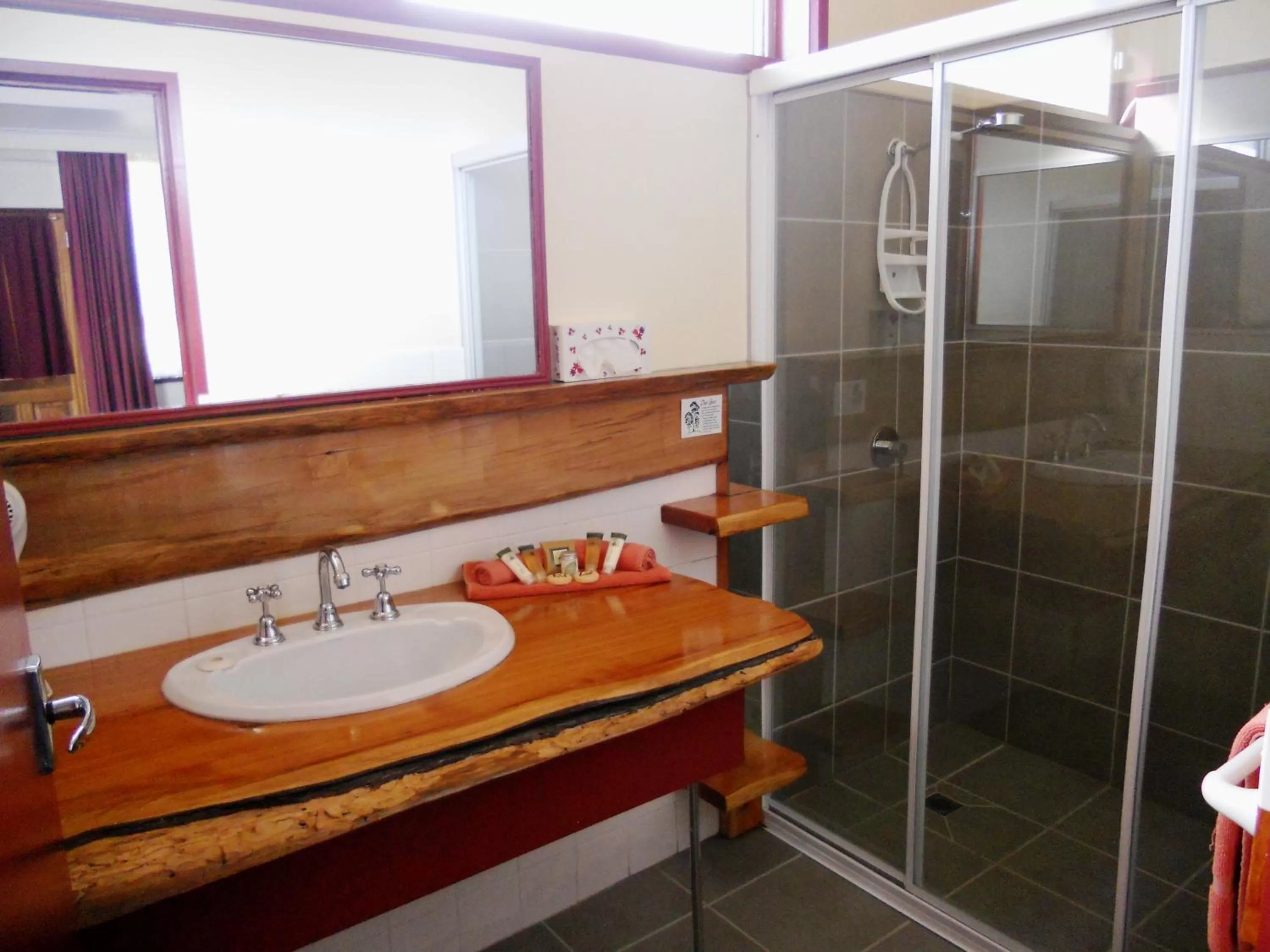 Semi Deluxe Queen Room in Mountain View Country Inn