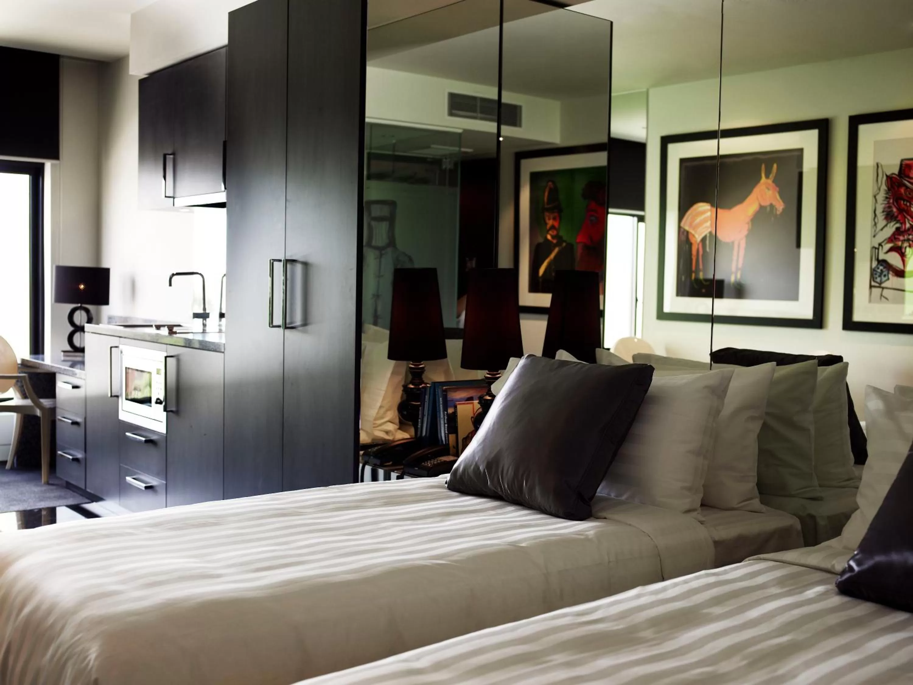 Studio Twin Suite in The Cullen Melbourne - Art Series