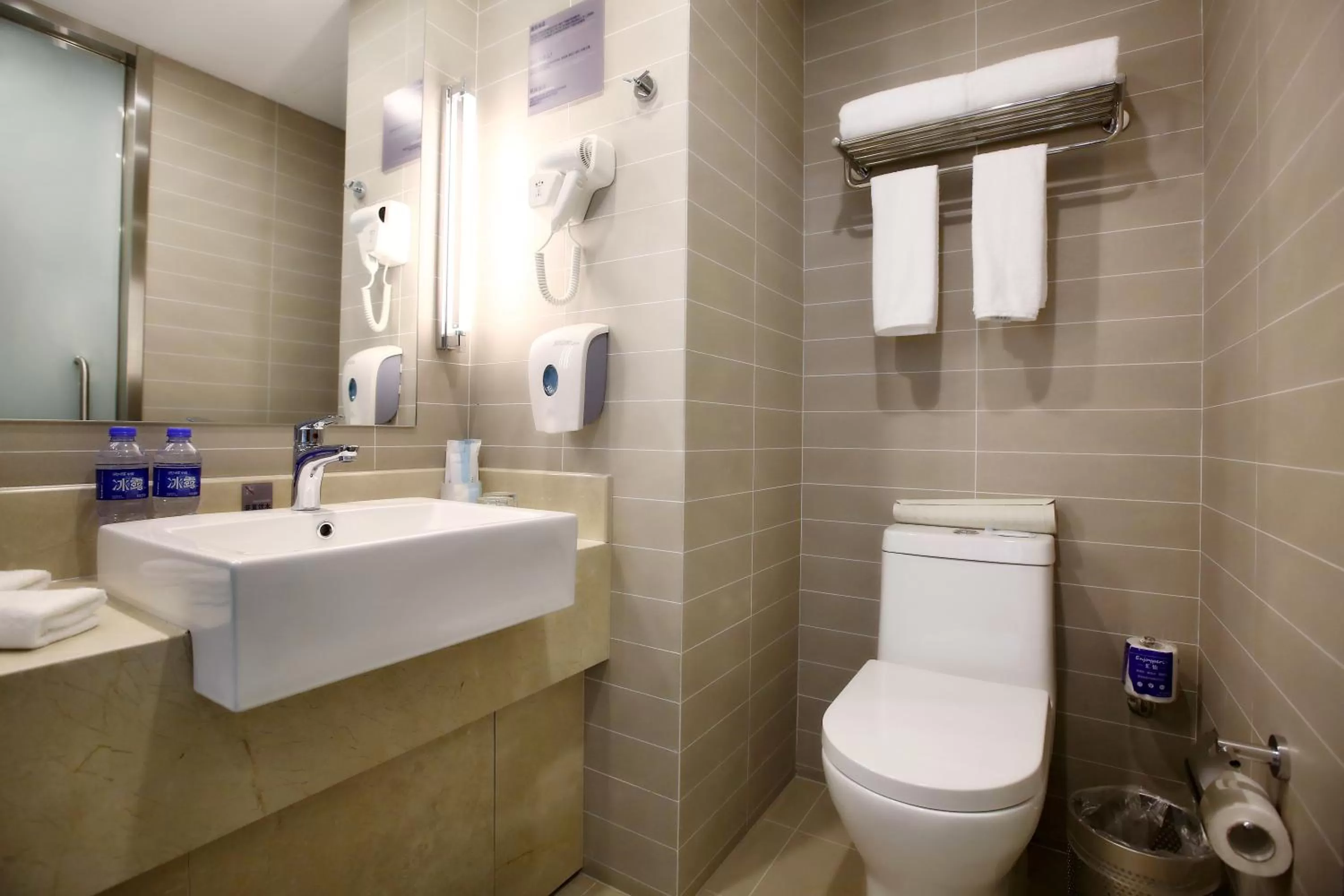 Standard Queen Room - Disability Access in Holiday Inn Express Langfang Park View by IHG